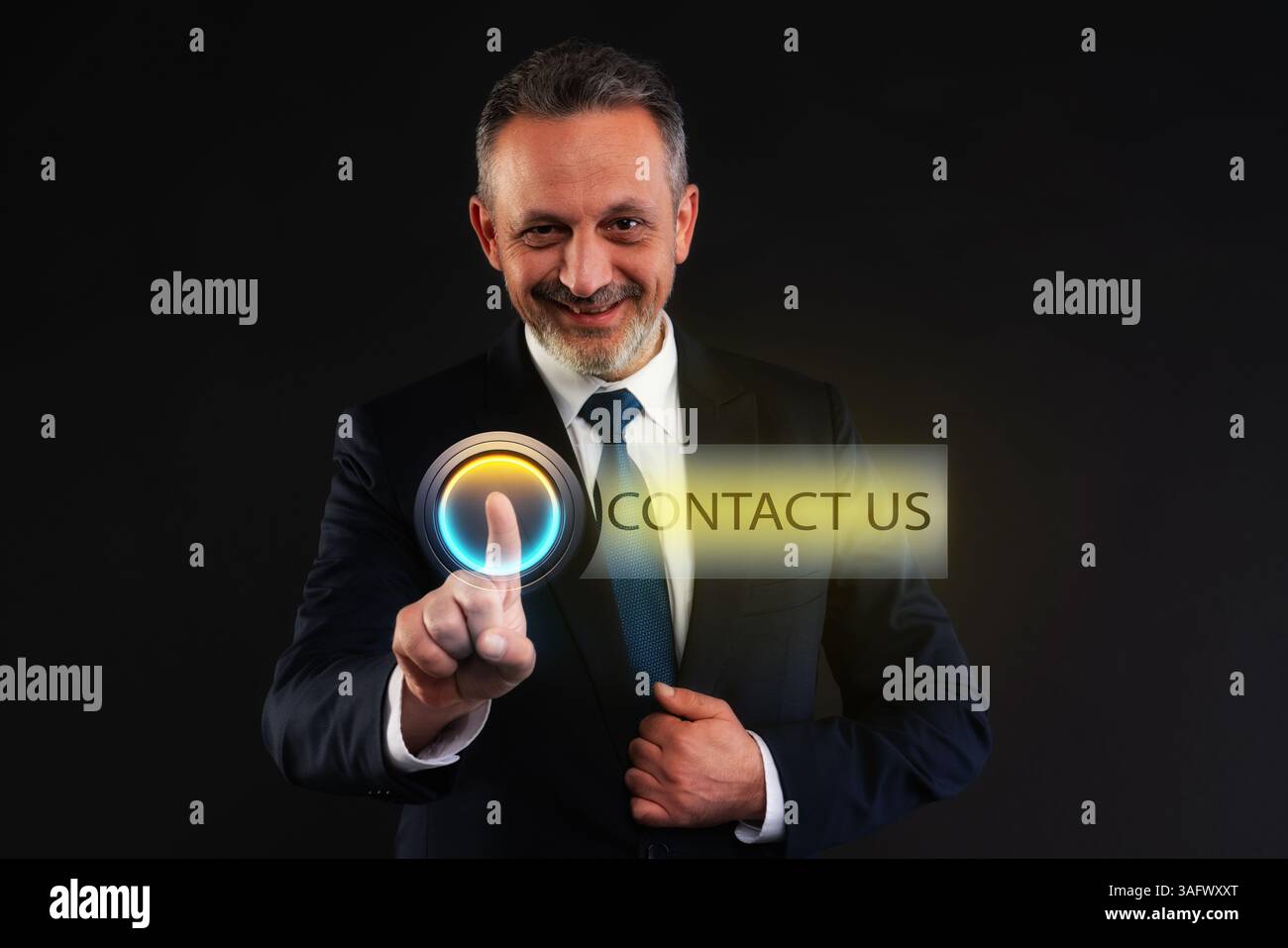 Lächelnder Profi im Anzug, der auf einer futuristischen Oberfläche eine leuchtende „Contact US“-Taste berührt, symbolisiert Kundenservice und digitale Kommunikation Stockfoto