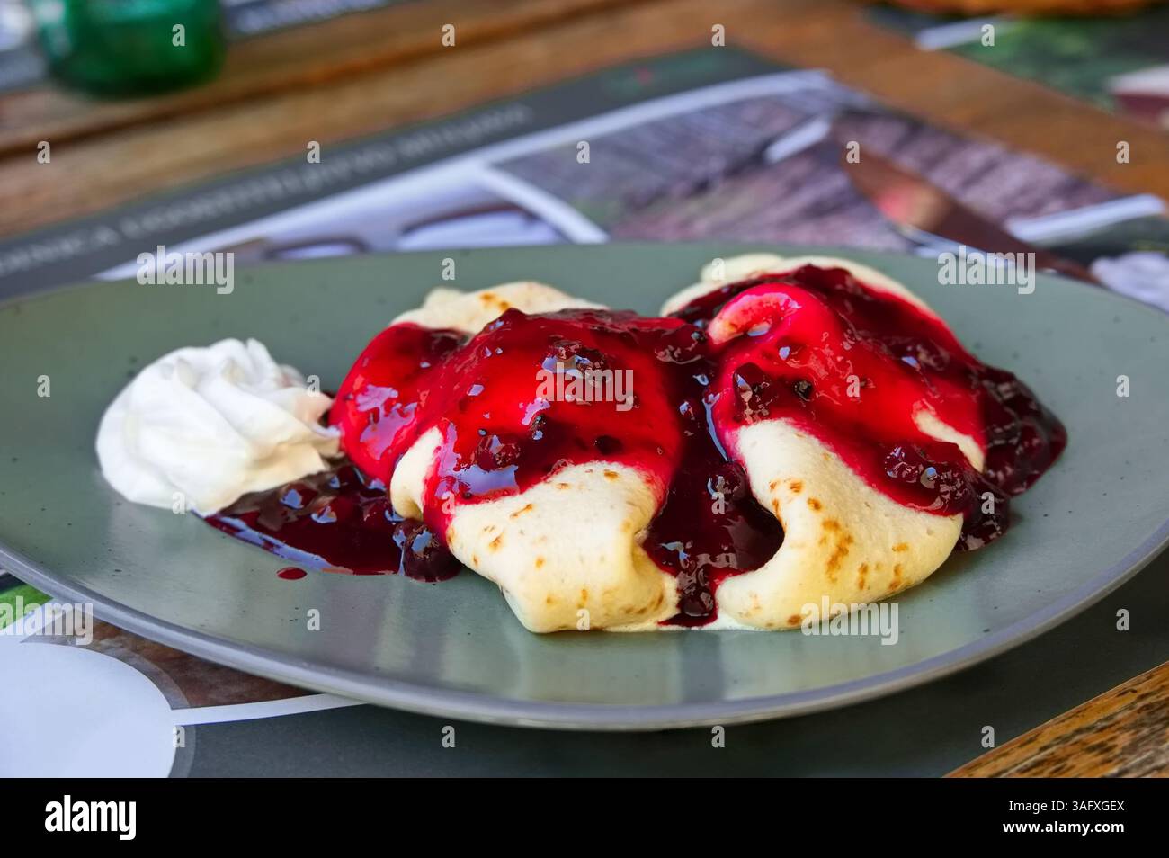 Pfannkuchen mit Beeren und Eis auf dem Tisch Stockfoto