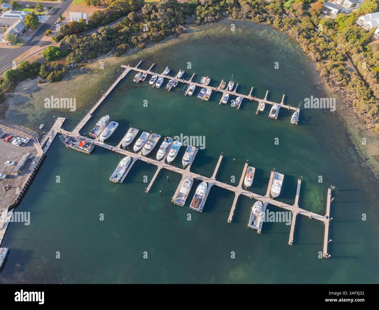 Aus der Vogelperspektive von Booten, die an einem Küstenhafen in Robe an der Kalksteinküste in South Australia vertäut sind. Stockfoto
