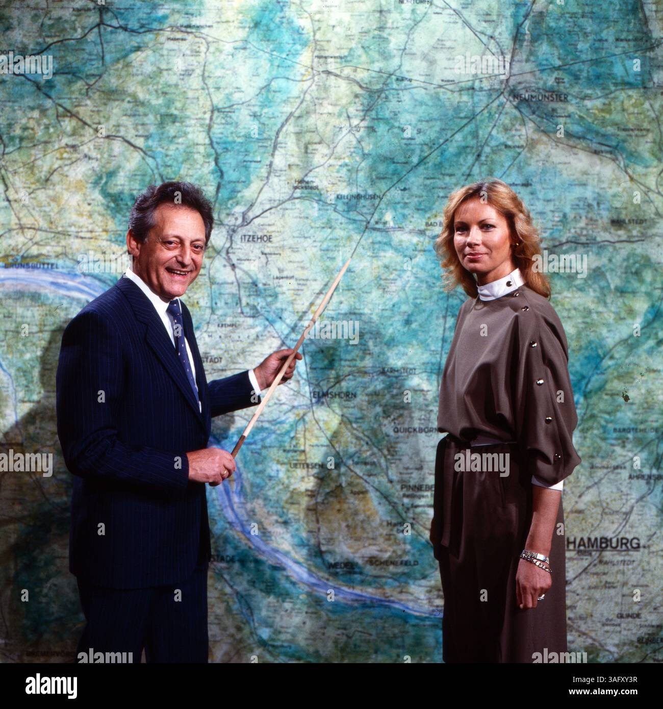 Dalli Dalli, Ratesendung mit Moderator Hans Rosenthal, hier mit Assistentin Monika Sundermann und Zeigestock an einer Karte von Norddeutschland, Deutschland, 150. Sendung vom 15. Mai 1986. Stockfoto