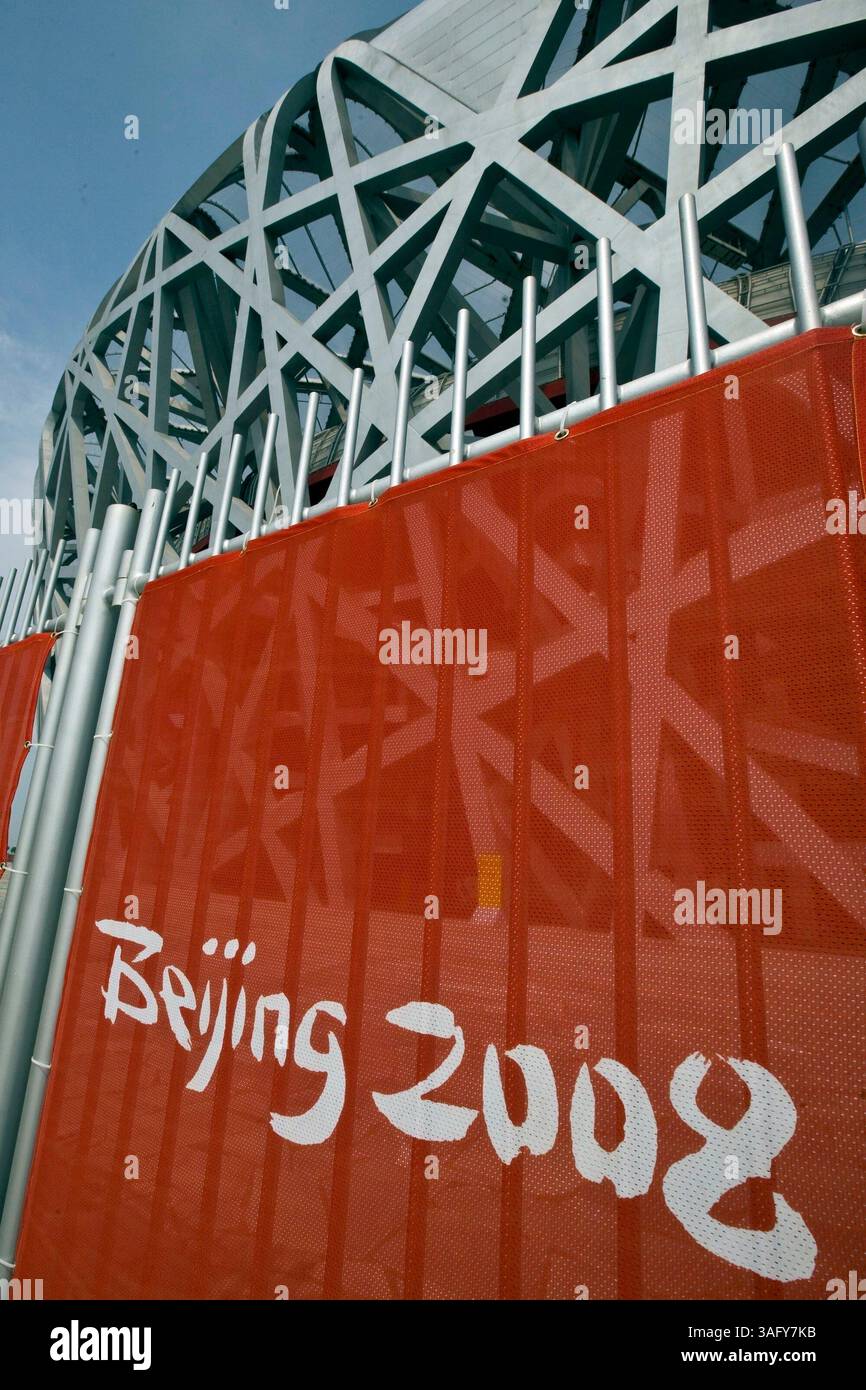 12. August 2008 - Peking, China - National Aquatics Center, auch bekannt als der Wasserwürfel, im Olympischen Park 2008 in Peking. Die einzigartige Struktur bietet Platz für 17.000 Zuschauer und verfügt über einen Stahlrahmen, der auf Seifenblasenstrukturen basiert. Mehr als 100.000 m² ETFE-Kissen mit einer Dicke von nur 0,2 mm decken die Außenseite des Gebäudes ab. Die ETFE-Haut ermöglicht mehr Licht und Wärme als herkömmliches Glas, was zu einer Senkung der Energiekosten um 30 % führt (Bild: Tim Wagner/ZUMAPRESS.com) Stockfoto