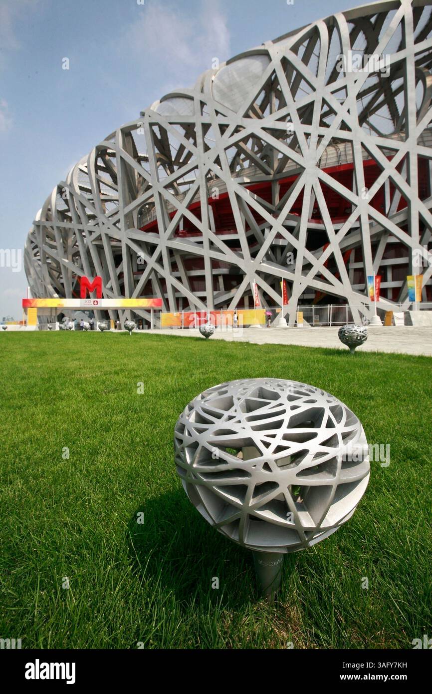 12. August 2008 - Peking, China - National Aquatics Center, auch bekannt als der Wasserwürfel, im Olympischen Park 2008 in Peking. Die einzigartige Struktur bietet Platz für 17.000 Zuschauer und verfügt über einen Stahlrahmen, der auf Seifenblasenstrukturen basiert. Mehr als 100.000 m² ETFE-Kissen mit einer Dicke von nur 0,2 mm decken die Außenseite des Gebäudes ab. Die ETFE-Haut ermöglicht mehr Licht und Wärme als herkömmliches Glas, was zu einer Senkung der Energiekosten um 30 % führt (Bild: Tim Wagner/ZUMAPRESS.com) Stockfoto