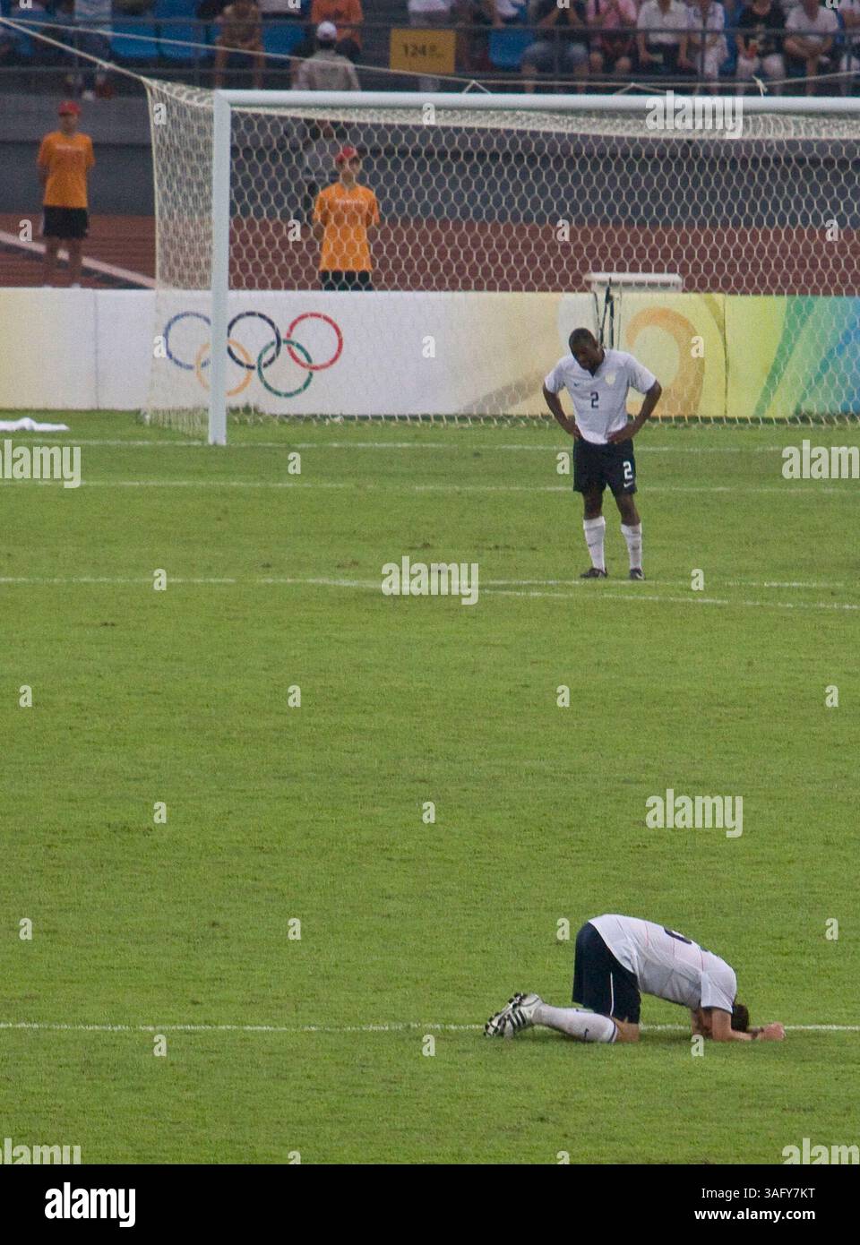 12. August 2008 - Peking, China - die Amerikaner MARVELL EDU und SACHA KLJESTAN wurden niedergeschlagen, als Nigeria mit einem Sieg von 2-1 gegen die US-amerikanische Mannschaft ins Viertelfinale vorrückt und die USA aus dem olympischen Fußballwettbewerb ausscheidet (Bild: Tim Wagner/ZUMAPRESS.com) Stockfoto