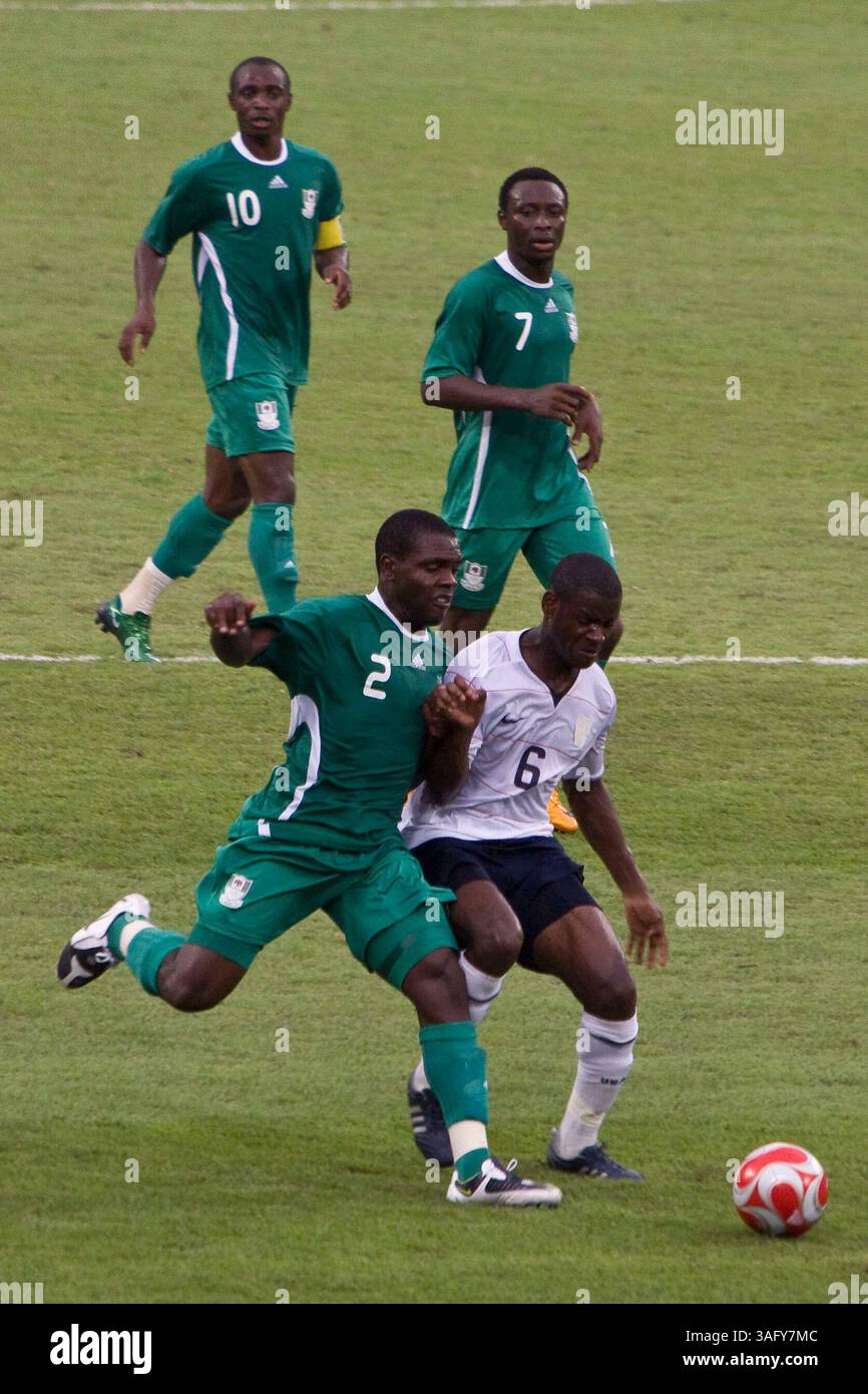 12. August 2008 - Peking, China - der Amerikaner MAURICE EDU stürzt gegen Nigerias CHIBUZOR OKONKWO. Nigeria rückt mit einem Sieg von 2-1 gegen die US-amerikanische Mannschaft ins Viertelfinale vor, wodurch die US-Mannschaft aus dem Olympischen Wettbewerb ausgeschlossen wird (Bild: Tim Wagner/ZUMAPRESS.com). Stockfoto