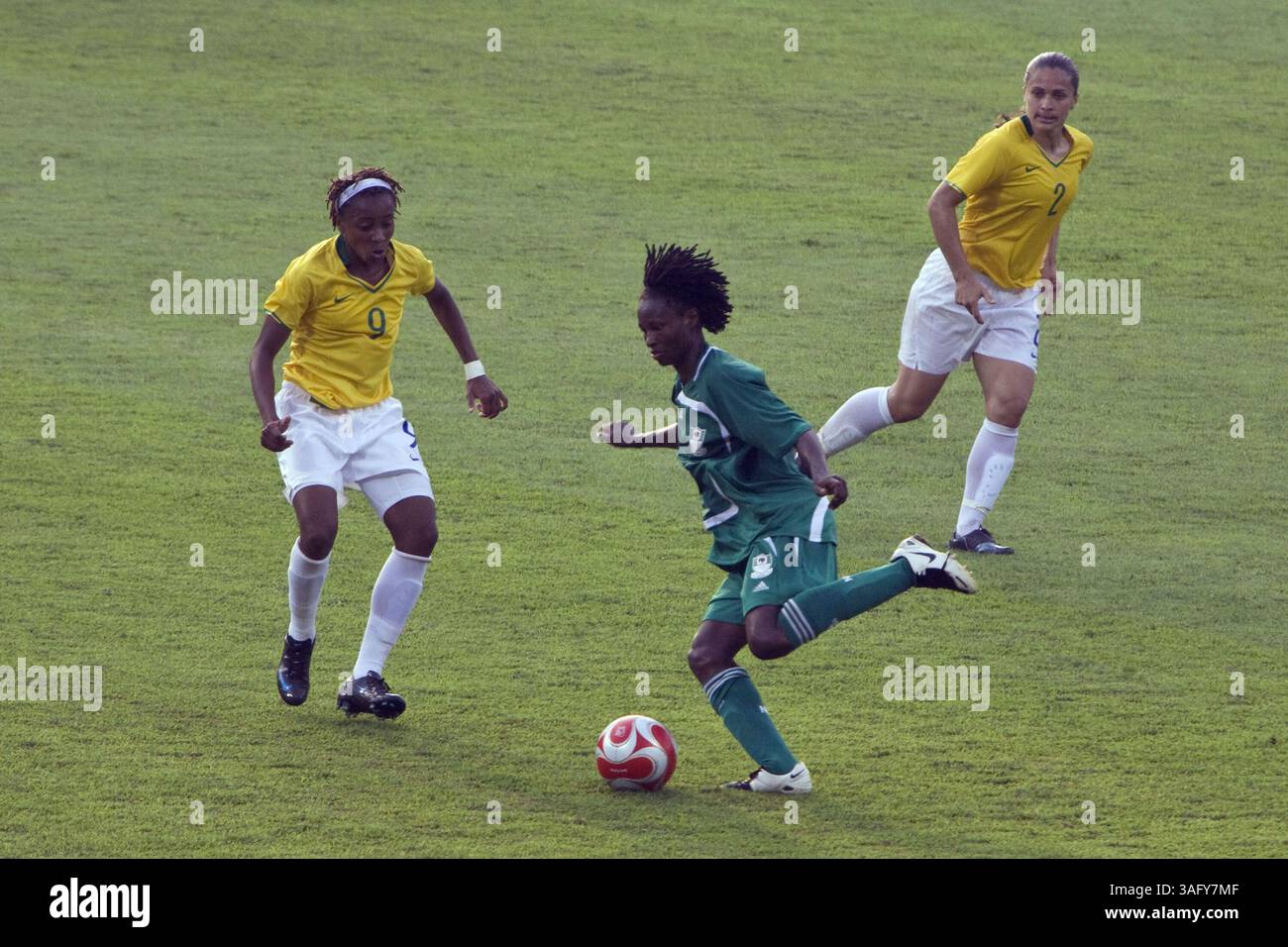 12. August 2008: Peking, China: Die nigerianische Stürmerin PERPETUA NKWOCHA in der ersten Runde des olympischen Frauenfußballs. Brasiliens Christiane lieferte drei Tore, um eine temperamentvolle nigerianische Seite zu besiegen 3-1 (Bild: Tim Wagner/ZUMAPRESS.com) Stockfoto
