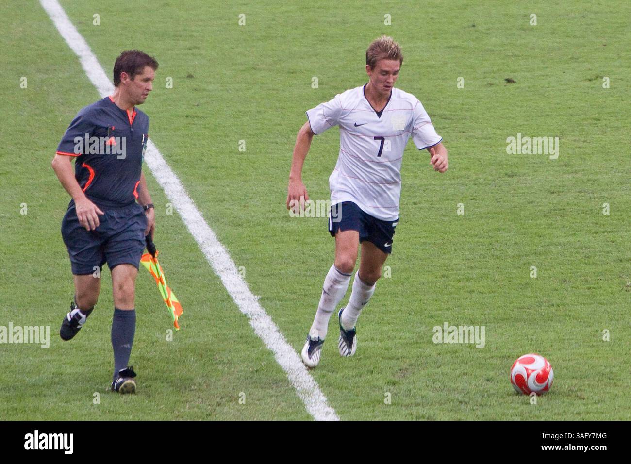 12. August 2008 - Peking, China - der US-Amerikaner STUART HOLDEN bringt den Ball nach unten, als Nigeria mit einem Sieg von 2-1 gegen die US-amerikanische Mannschaft ins Viertelfinale vorrückt und die US-Mannschaft aus dem Olympischen Wettbewerb ausscheidet (Bild: Tim Wagner/ZUMAPRESS.com) Stockfoto