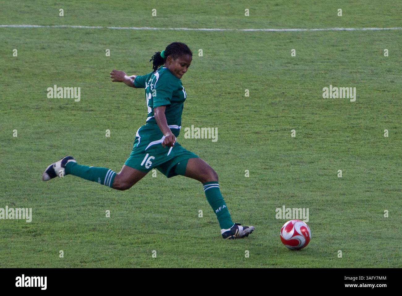 12. August 2008 - Peking, China - die nigerianische Verteidigerin ULUNMA JEROME schickt den Ball in einem olympischen Frauenfußball-Spiel nach vorne. Brasiliens Christiane lieferte drei Tore, um eine temperamentvolle nigerianische Seite zu besiegen 3-1 (Bild: Tim Wagner/ZUMAPRESS.com) Stockfoto