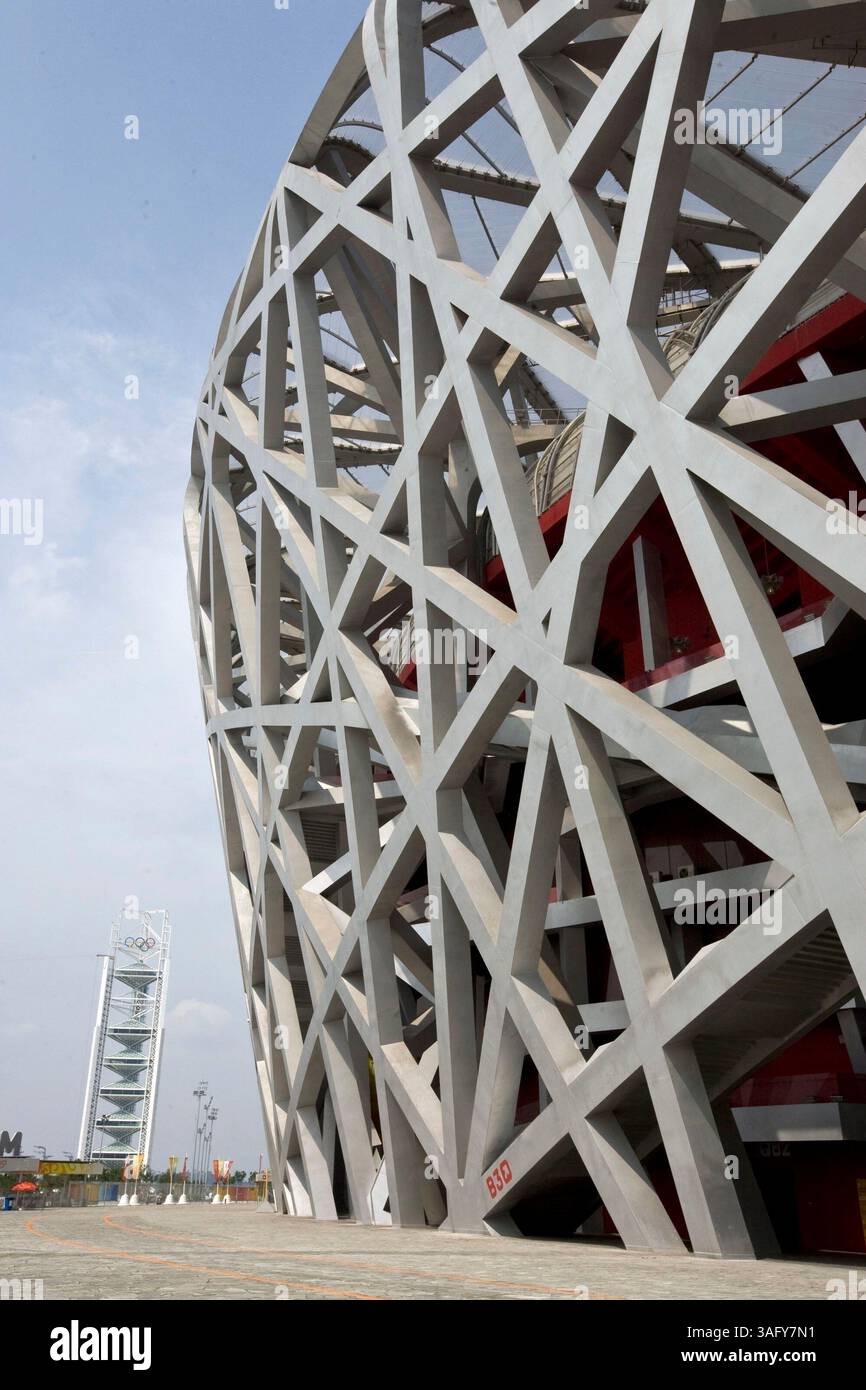 12. August 2008 - Peking, China - National Aquatics Center, auch bekannt als der Wasserwürfel, im Olympischen Park 2008 in Peking. Die einzigartige Struktur bietet Platz für 17.000 Zuschauer und verfügt über einen Stahlrahmen, der auf Seifenblasenstrukturen basiert. Mehr als 100.000 m² ETFE-Kissen mit einer Dicke von nur 0,2 mm decken die Außenseite des Gebäudes ab. Die ETFE-Haut ermöglicht mehr Licht und Wärme als herkömmliches Glas, was zu einer Senkung der Energiekosten um 30 % führt (Bild: Tim Wagner/ZUMAPRESS.com) Stockfoto