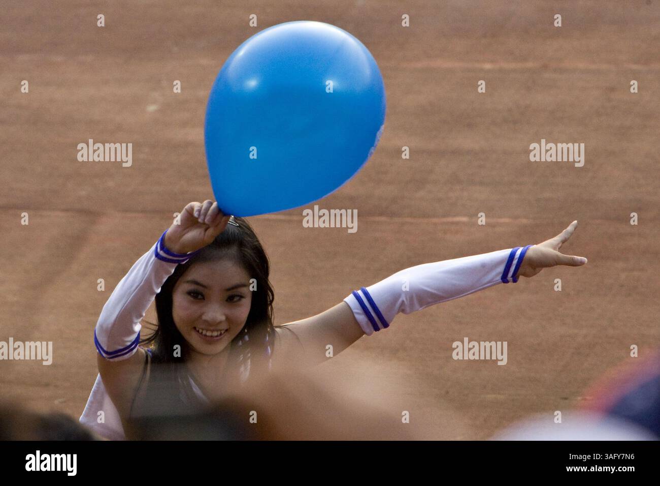 12. August 2008 - Peking, China - Chinesische Cheerleaderinnen arbeiten bei einem olympischen Spiel der ersten Runde des Frauenfußballs an. Brasiliens Christiane lieferte drei Tore, um eine temperamentvolle nigerianische Seite zu besiegen 3-1 (Bild: Tim Wagner/ZUMAPRESS.com) Stockfoto