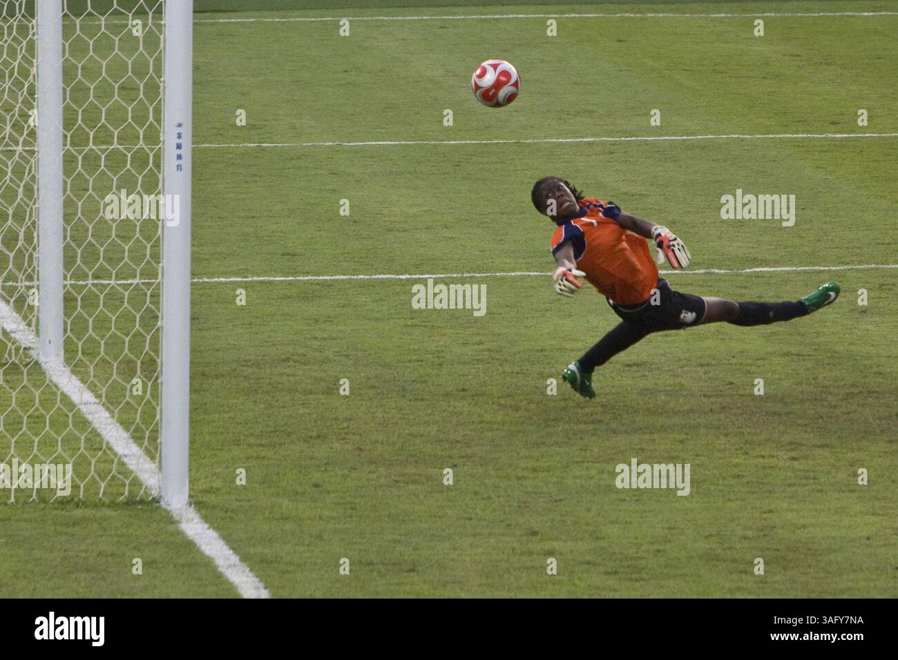12. August 2008 - Peking, China - der nigerianische Torhüter PRECIOUS DEDE hält in einem olympischen Spiel der ersten Runde des Frauenfußballs einen scharfen Schuss aus. Brasiliens Christiane lieferte drei Tore, um eine temperamentvolle nigerianische Seite zu besiegen 3-1 (Bild: Tim Wagner/ZUMAPRESS.com) Stockfoto