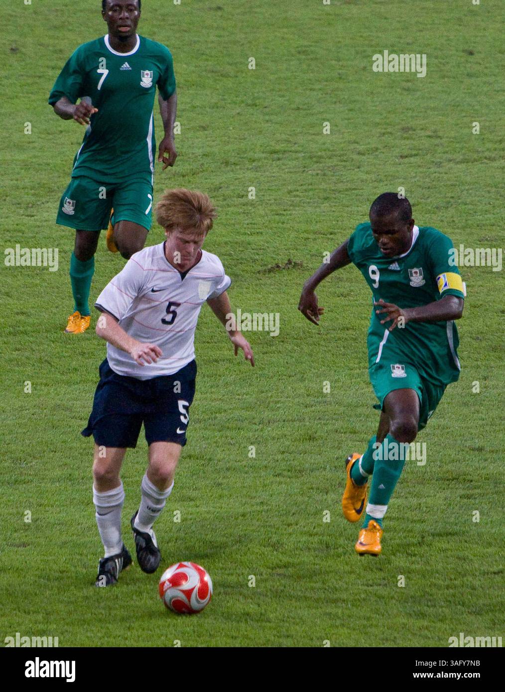 12. August 2008 - Peking, China - der US-amerikanische DAX MCCARTY bringt den Ball auf das Feld, als Nigeria mit einem Sieg von 2-1 gegen die US-amerikanische Mannschaft ins Viertelfinale vorrückt und das US-Team aus dem Olympischen Wettbewerb ausscheidet (Bild: Tim Wagner/ZUMAPRESS.com) Stockfoto