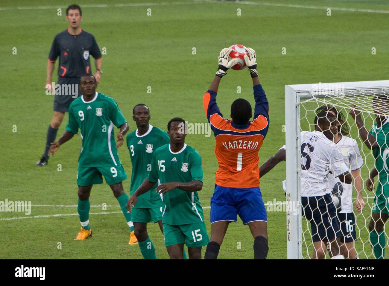 12. August 2008 - Peking, China - der nigerianische Torhüter AMBRUSE VANZEKIN sammelt einen Blick auf den Kopf beim Freistoß. Nigeria rückt mit einem Sieg von 2-1 gegen die US-amerikanische Mannschaft ins Viertelfinale vor, wodurch die US-Mannschaft aus dem Olympischen Wettbewerb ausgeschlossen wird (Bild: Tim Wagner/ZUMAPRESS.com). Stockfoto