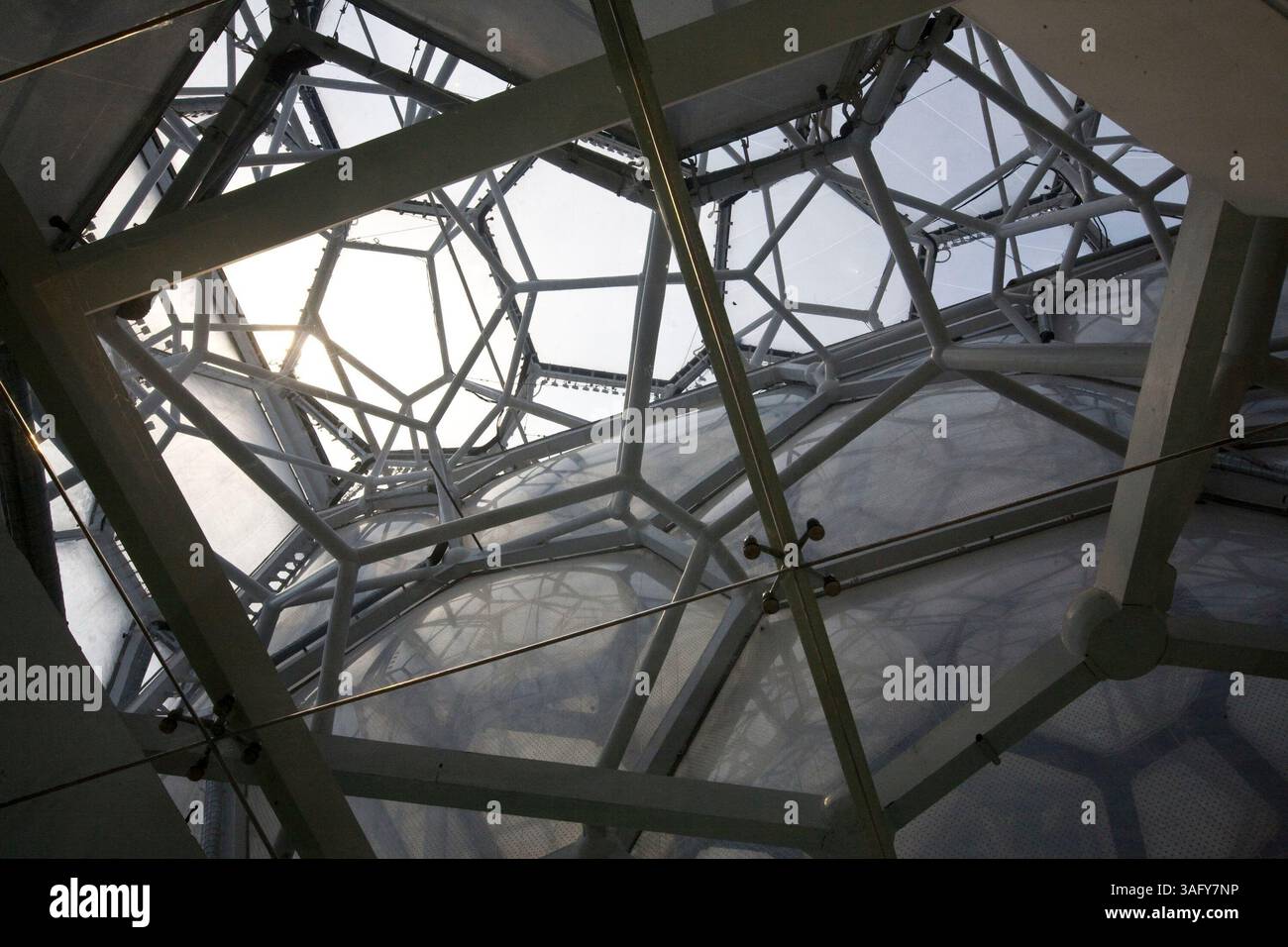 12. August 2008 - Peking, China - National Aquatics Center, auch bekannt als der Wasserwürfel, im Olympischen Park 2008 in Peking. Die einzigartige Struktur bietet Platz für 17.000 Zuschauer und verfügt über einen Stahlrahmen, der auf Seifenblasenstrukturen basiert. Mehr als 100.000 m² ETFE-Kissen mit einer Dicke von nur 0,2 mm decken die Außenseite des Gebäudes ab. Die ETFE-Haut ermöglicht mehr Licht und Wärme als herkömmliches Glas, was zu einer Senkung der Energiekosten um 30 % führt (Bild: Tim Wagner/ZUMAPRESS.com) Stockfoto