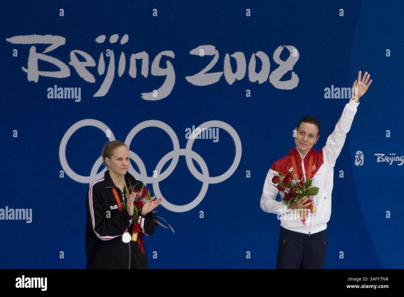 August 2008 - Peking, China - Australierin LEISEL JONES (R) auf dem Medaillenstand nach dem Sieg des 100-Meter-Brustschlags der Frauen mit der Silbermedaillengewinnerin REBECCA SONI (Bild: Tim Wagner/ZUMAPRESS.com) Stockfoto