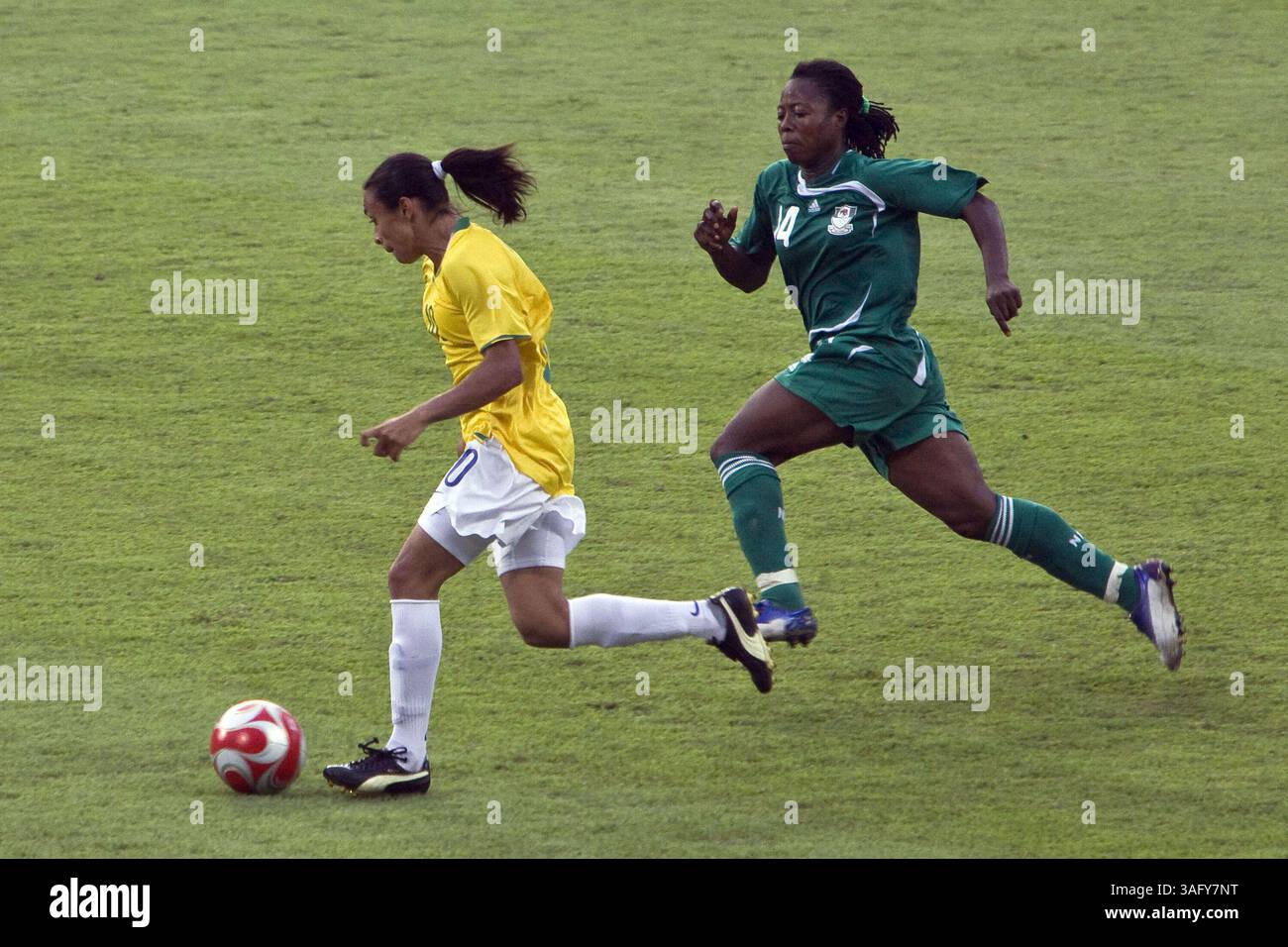12. August 2008: Peking, China - Nigerian FAITH IKIDI jagt brasilianische MARTA in einem olympischen Frauenfußball-Spiel. Brasiliens Christiane lieferte drei Tore, um eine temperamentvolle nigerianische Seite zu besiegen 3-1 (Bild: Tim Wagner/ZUMAPRESS.com) Stockfoto