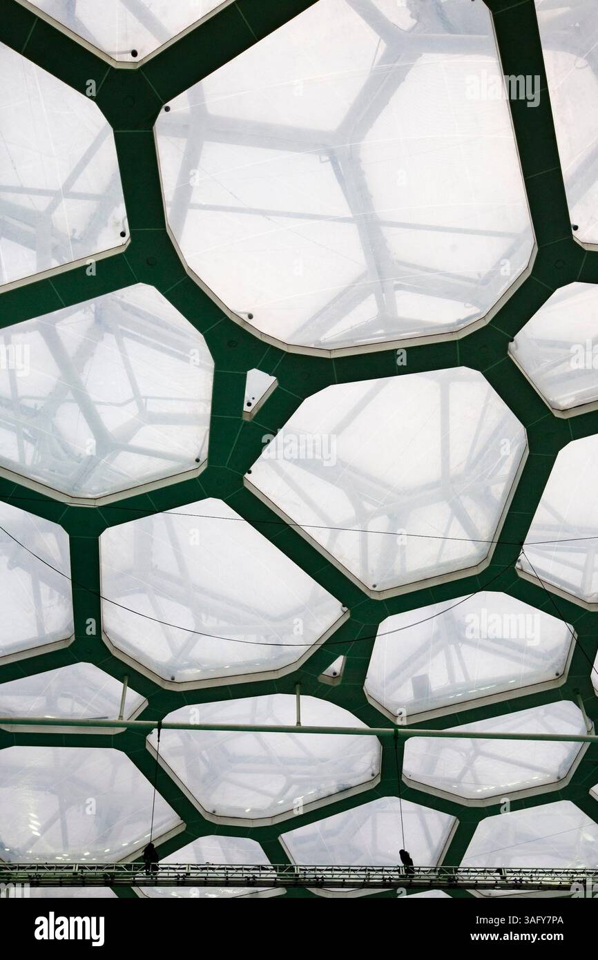 12. August 2008 - Peking, China - National Aquatics Center, auch bekannt als der Wasserwürfel, im Olympischen Park 2008 in Peking. Die einzigartige Struktur bietet Platz für 17.000 Zuschauer und verfügt über einen Stahlrahmen, der auf Seifenblasenstrukturen basiert. Mehr als 100.000 m² ETFE-Kissen mit einer Dicke von nur 0,2 mm decken die Außenseite des Gebäudes ab. Die ETFE-Haut ermöglicht mehr Licht und Wärme als herkömmliches Glas, was zu einer Senkung der Energiekosten um 30 % führt (Bild: Tim Wagner/ZUMAPRESS.com) Stockfoto