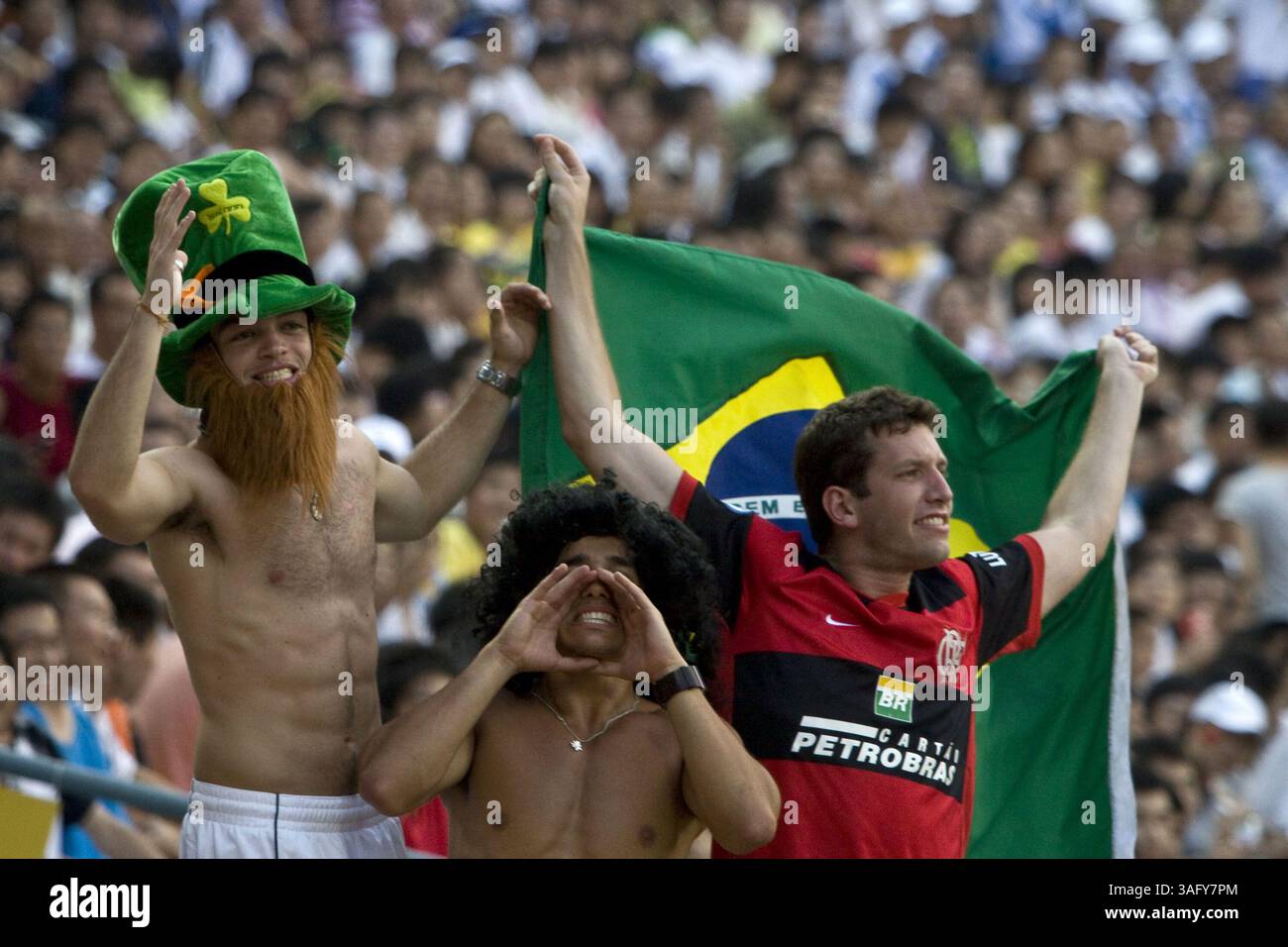 12. August 2008 - Peking, China - brasilianische Fans jubeln im ersten Runde des olympischen Frauenfußballs an. Christiane lieferte drei Tore, um eine temperamentvolle nigerianische Seite zu besiegen 3-1 (Bild: Tim Wagner/ZUMAPRESS.com) Stockfoto