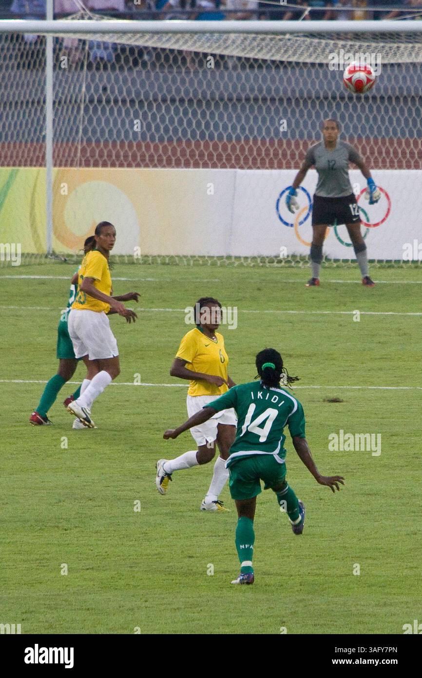 12. August 2008 - Peking, China - Nigerian FAITH IKIDI schickt einen gefährlichen Pass in die Höhe eines Olympischen Frauenfußballs in der ersten Runde. Brasiliens Christiane lieferte drei Tore, um eine temperamentvolle nigerianische Seite zu besiegen 3-1 (Bild: Tim Wagner/ZUMAPRESS.com) Stockfoto
