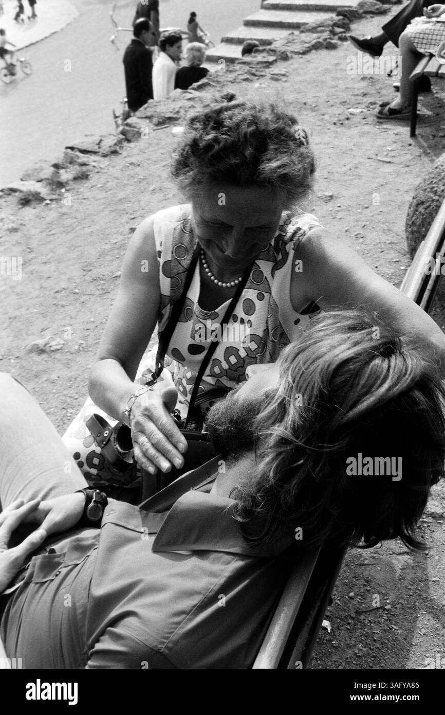 Ehefrau und Sohn des Fotografen ruht sich auf einer Sitzbank im Parc Güell aus, Barcelona 1975. Frau und Sohn des Fotografen ruhen sich auf einer Bank im Parc Güell, Barcelona 1975 aus. Stockfoto