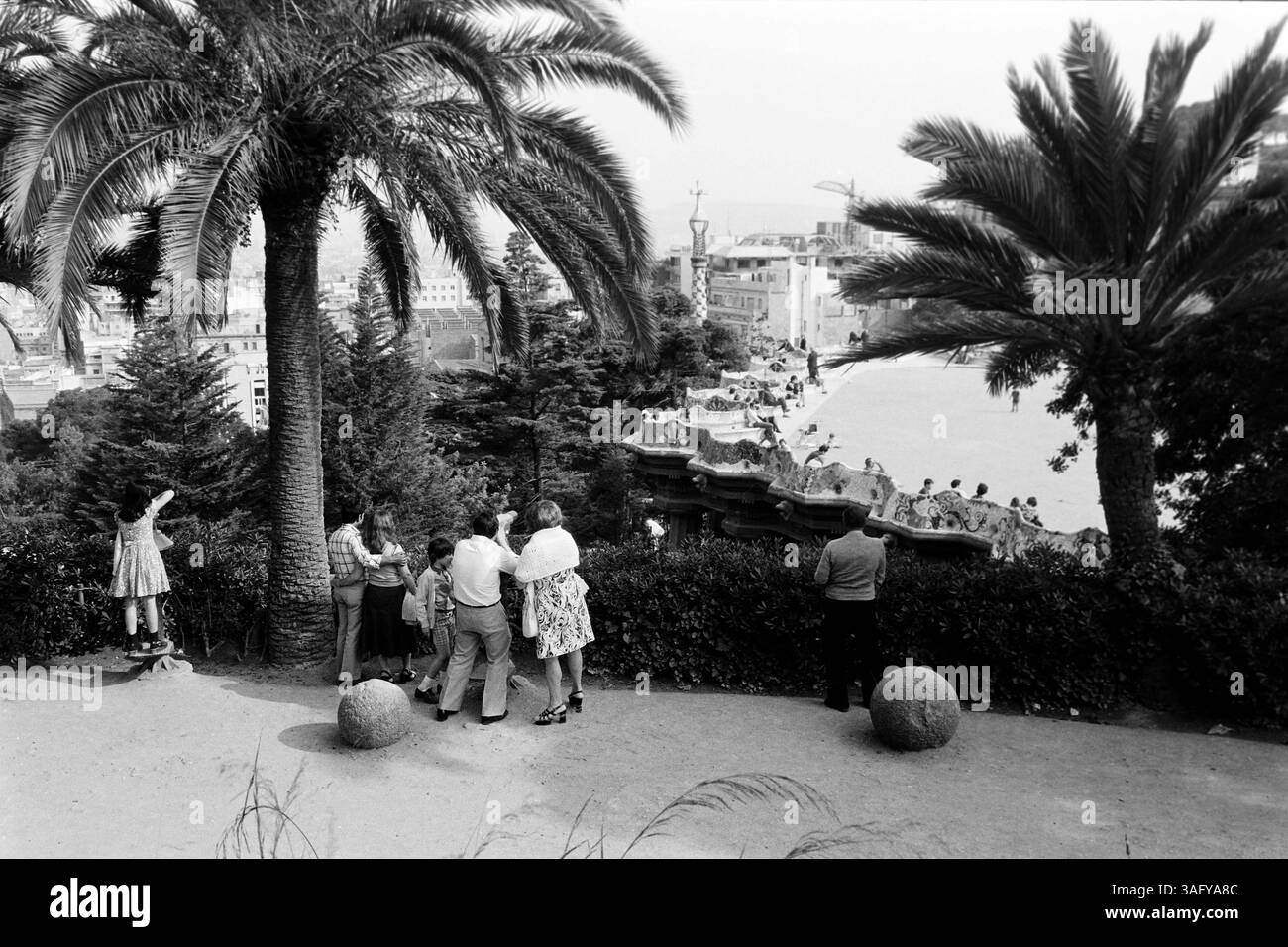 Aussichtsfernrohre bieten Besuchern des Parc Güell die Möglichkeit, die Architetkur Antoni Gaudís genauer zu betrachten, Barcelona 1975. Besucher des Parc Güell haben die Möglichkeit, die Architektur von Antoni Gaudí, Barcelona 1975, genauer zu betrachten. Stockfoto
