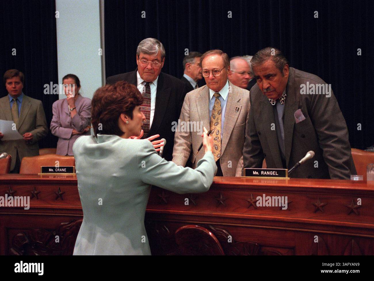 Am Anfang der Wege und Mittel des Komitees Aufschlag, um China dauerhafte normale Handelsreationen zu gewähren, Reps. (Von links nach rechts) Philip M. Crane (R-Ill), Bill Archer (R-TX) und Charles B. Rangel (Credit Image: The Washington Times/ZUMAPRESS.com) Stockfoto