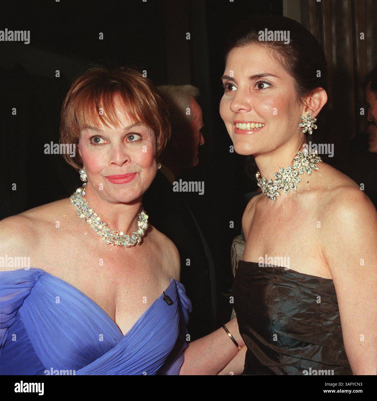 Ann Hand und Capricia Marshall tragen eine von Mrs. Hand geschaffene Halskette und lächeln alle während des Nachmittagsempfangs des Opernballs in der japanischen Botschaft am Freitag, den 9. Juni 2000. (Bild: Washington Times/ZUMAPRESS.com) Stockfoto