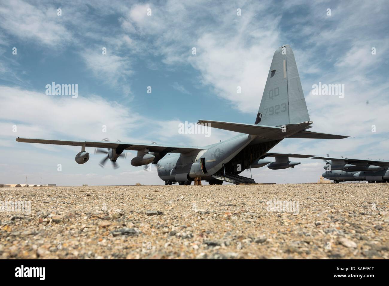 US-Marines, die der Marine Aviation Weapons and Tactics Squadron One (MAWTS-1) zugeordnet sind, entladen Fracht von einem KC-130J Super Hercules während Weapons and Tac Stockfoto