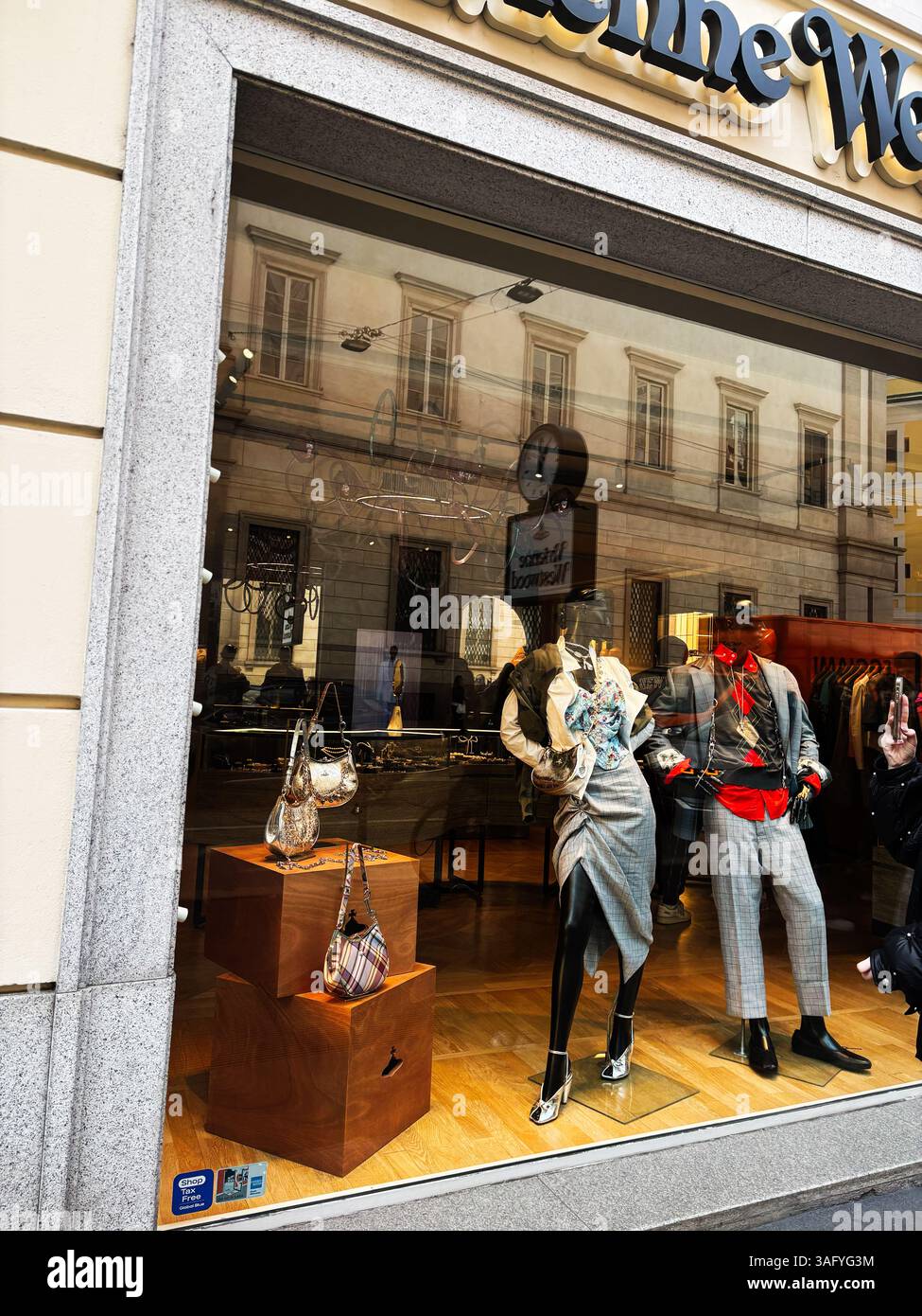 Mailand, Italien - 26. März 2025: Elegante Schaufensterpuppen mit luxuriöser Mode und Accessoires Vivienne Westwood in Mailand, Italien. Stockfoto