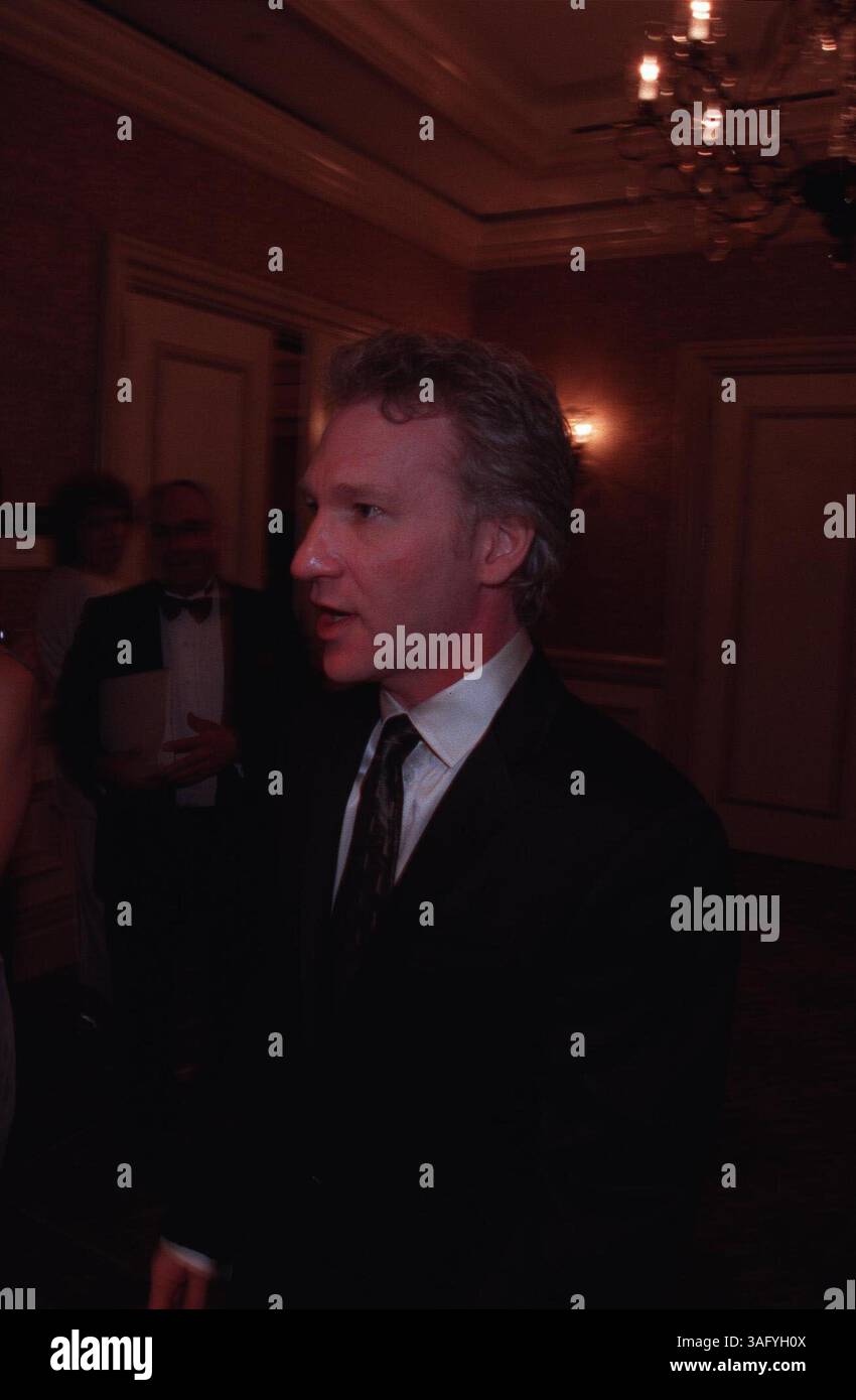 Der Komiker und Moderator von „Political Incorrect“ Bill Mahr macht sich auf den Weg zum Backstage-Bereich beim Larry King Cardiac Foundation Dinner. Herr Mahr fungierte als Zeremonienmeister für die Veranstaltung, die am Freitag, den 3. November 2000 im Ritz-Carlton stattfand. (Bild: Washington Times/ZUMAPRESS.com) Stockfoto