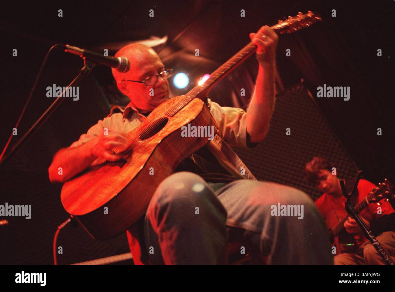 Kenneth Veltz von der Band Cecelia jams während eines Sets in Zig's Bar in Alexandria. (Bild: Washington Times/ZUMAPRESS.com) Stockfoto