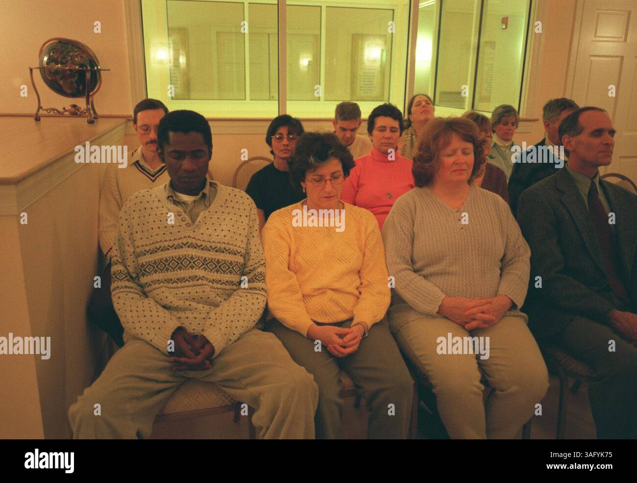 Jeff Cohen, ganz rechts, leitet eine Transzendentale Meditation im Mahareshi Vedic Center in Bethesda, Maryland. (Bild: Washington Times/ZUMAPRESS.com) Stockfoto