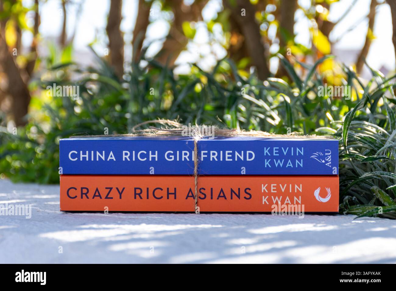 Nahaufnahme von Kevin Kwans China Rich Girlfriend und Crazy Rich Asians Romanen im Garten. Stockfoto
