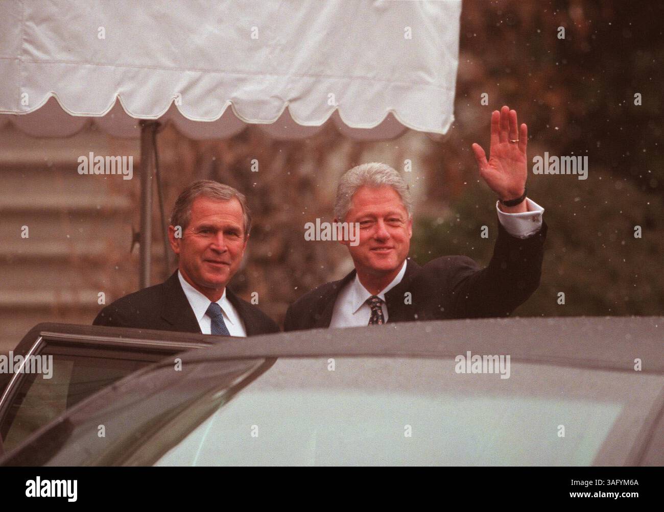 Präsident Bill Clinton winkt beim Abschied von George W. Bush, der am Dienstag, den 19. Dezember 2000, das Weiße Haus besucht. (Bild: Washington Times/ZUMAPRESS.com) Stockfoto