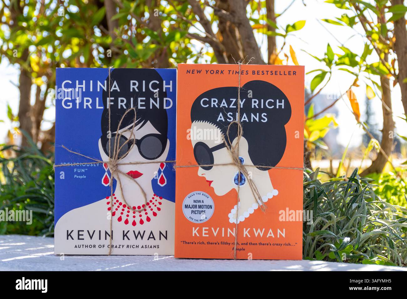 Nahaufnahme von Kevin Kwans China Rich Girlfriend und Crazy Rich Asians Romanen im Garten. Stockfoto