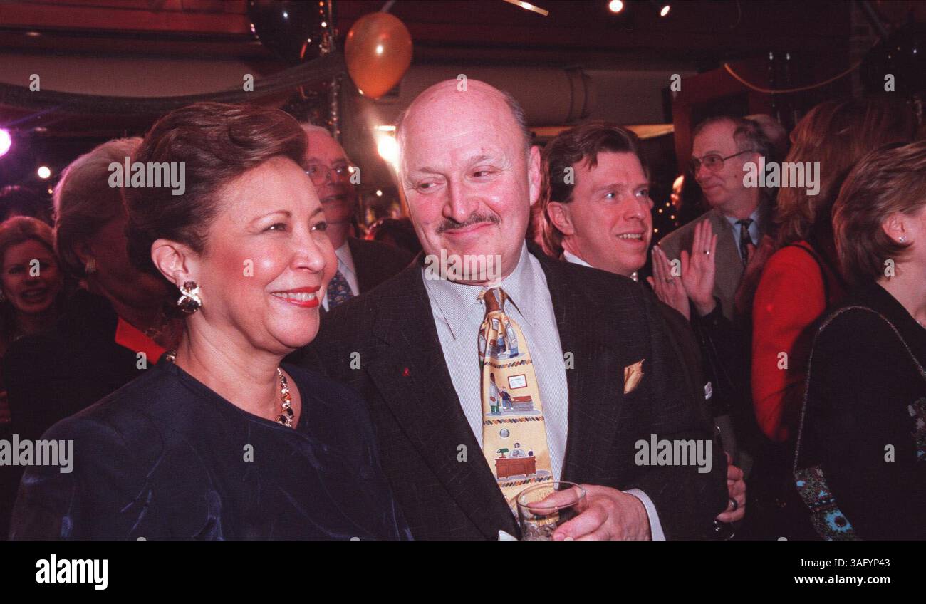 Alma Powell, die Frau des neuen Generalsekretärs Colin Powell, und Victor Shargai lächeln alle während einer überfüllten Party im Café Milano, um die Veröffentlichung eines neuen Duftes zu feiern, der von Ann Hand entwickelt wurde. Das Parfüm heißt „Power“ und Mrs. Powell wurde am Dienstag, dem 16. Januar, mit der ersten Flasche von Mrs. Hand überreicht. (Bild: Washington Times/ZUMAPRESS.com) Stockfoto