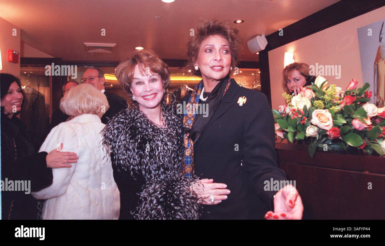 Die Schmuck- und Accessoires-Designerin Ann Hand trägt ein großes Lächeln, als sie Janet Langhart Cohen, die Frau des scheidenden Verteidigungsministers, am Dienstag, den 16. Januar im Café Milano umarmt. Mrs. Hand veranstaltete ein fest für 600 Personen für das Debüt ihres neuesten Abenteuers, eines Parfums namens „Power“ (Credit Image: The Washington Times/ZUMAPRESS.com) Stockfoto