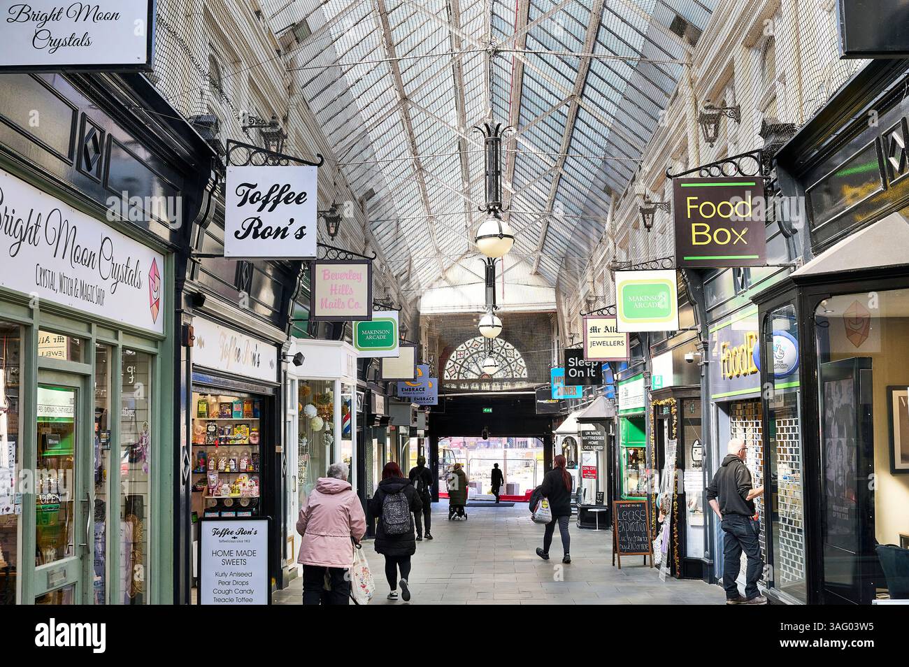 Das Innere der Makinson Arcade im Stadtzentrum von Wigan, Großbritannien Stockfoto