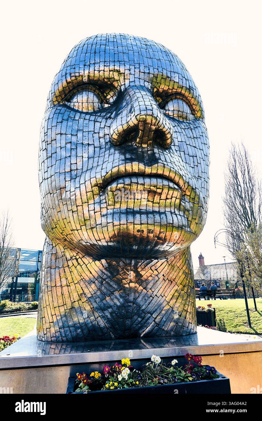 Das Gesicht der Wigan Statue von Rick Kirby am Believe Square, Wigan Stadtzentrum Stockfoto