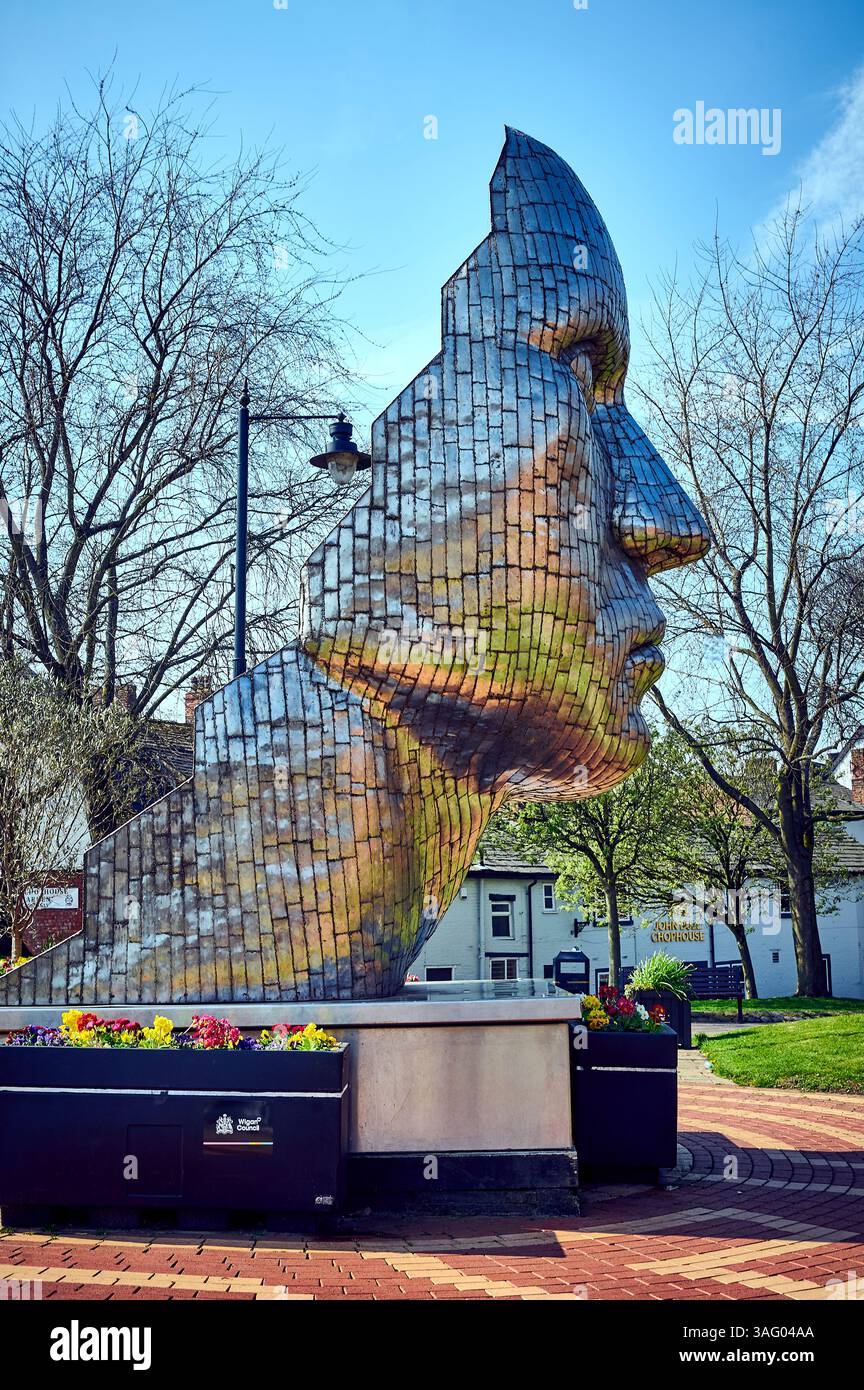 Das Gesicht der Wigan Statue von Rick Kirby am Believe Square, Wigan Stadtzentrum Stockfoto