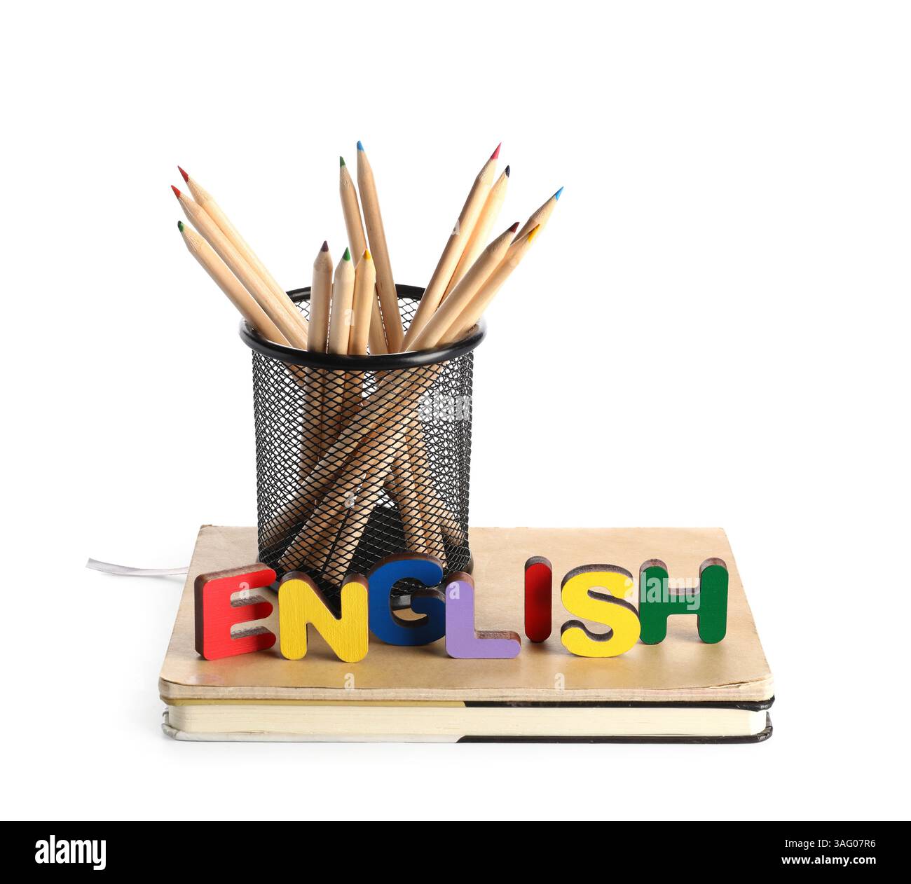Text LERNEN SIE ENGLISCH aus hölzernen Buchstaben mit Schreibwaren isoliert auf weißem Hintergrund Stockfoto