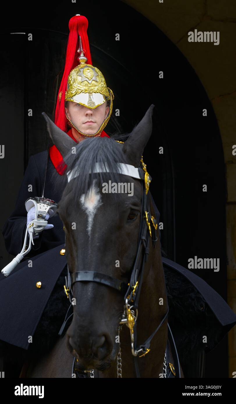 Berittener Soldat der Haushaltskavallerie im Dienst bei der Horse Guards Parade, Whitehall, London, England. Stockfoto