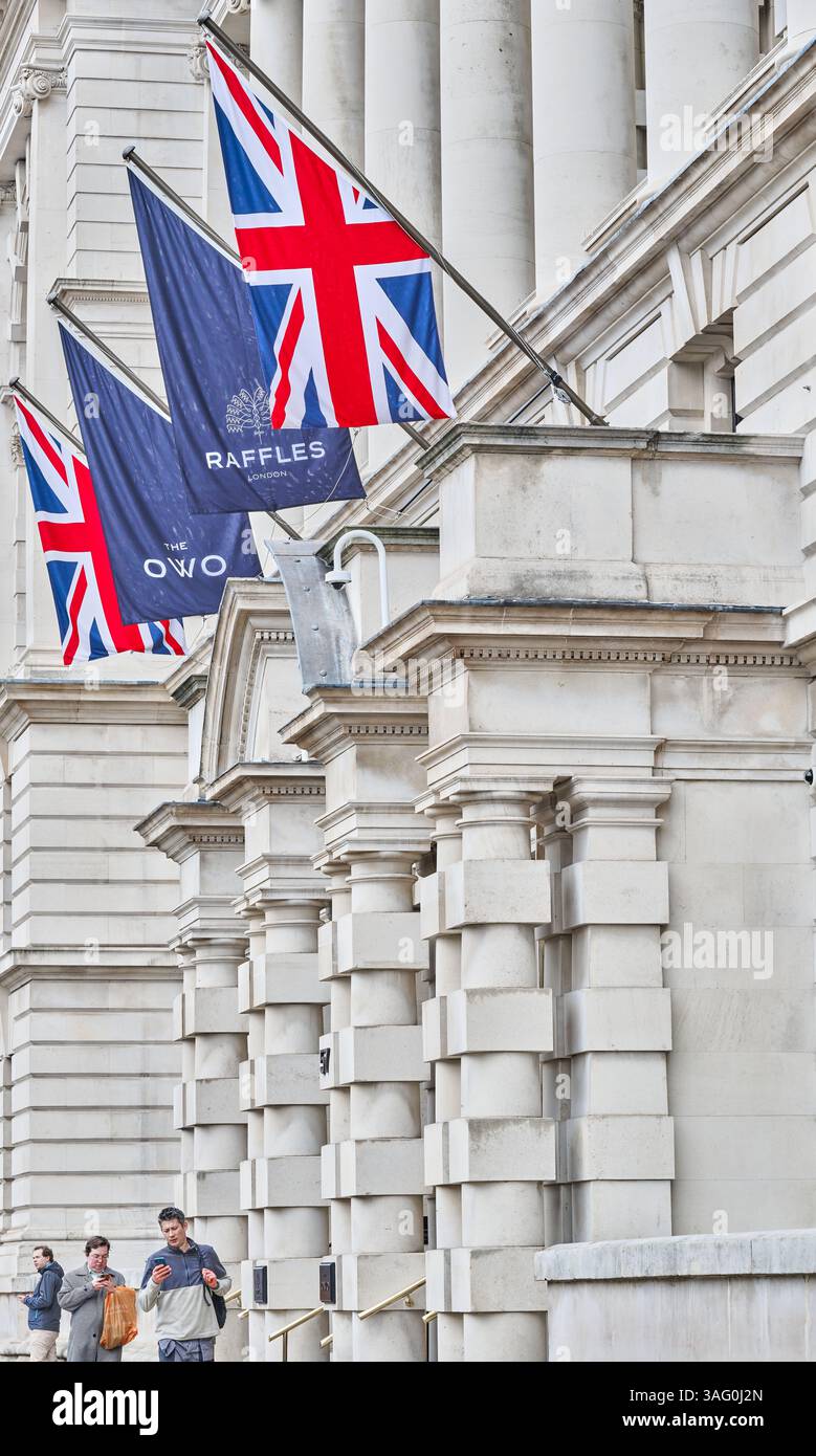 Flaggen vor dem Raffles Hotel im OWO, Whitehall, London, England. Stockfoto