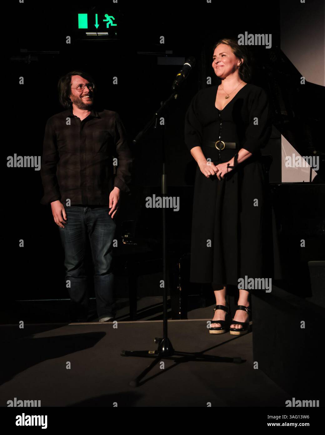 London, Großbritannien. April 2025. Mark Kermode und Emiliana Torrini auf der Bühne im Mark Kermode in 3D Bildnachweis: Julie Edwards./Alamy Live News Stockfoto