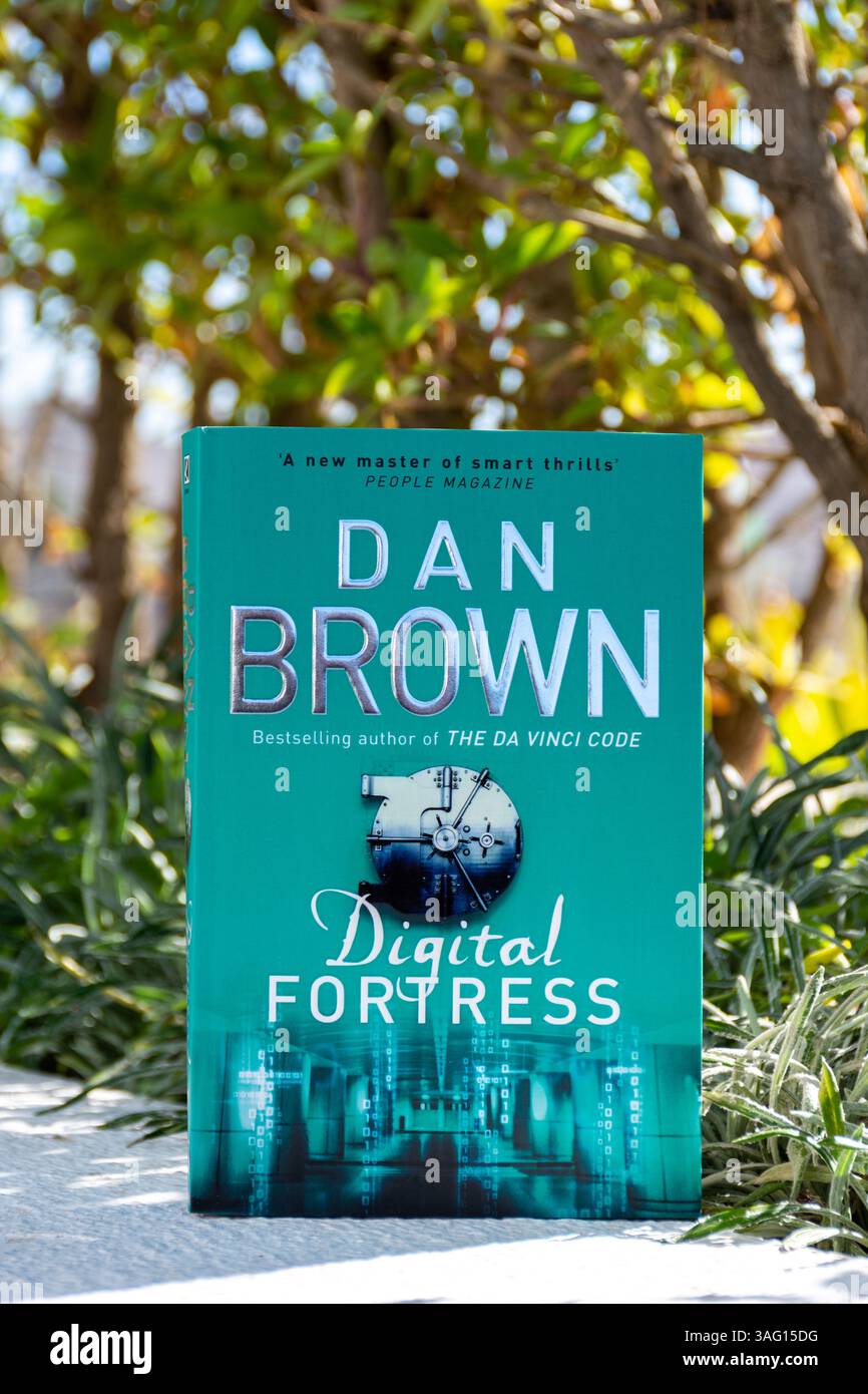 Close-up des amerikanischen Autors Dan Brown's Digital Fortress Roman in the Garden. Stockfoto