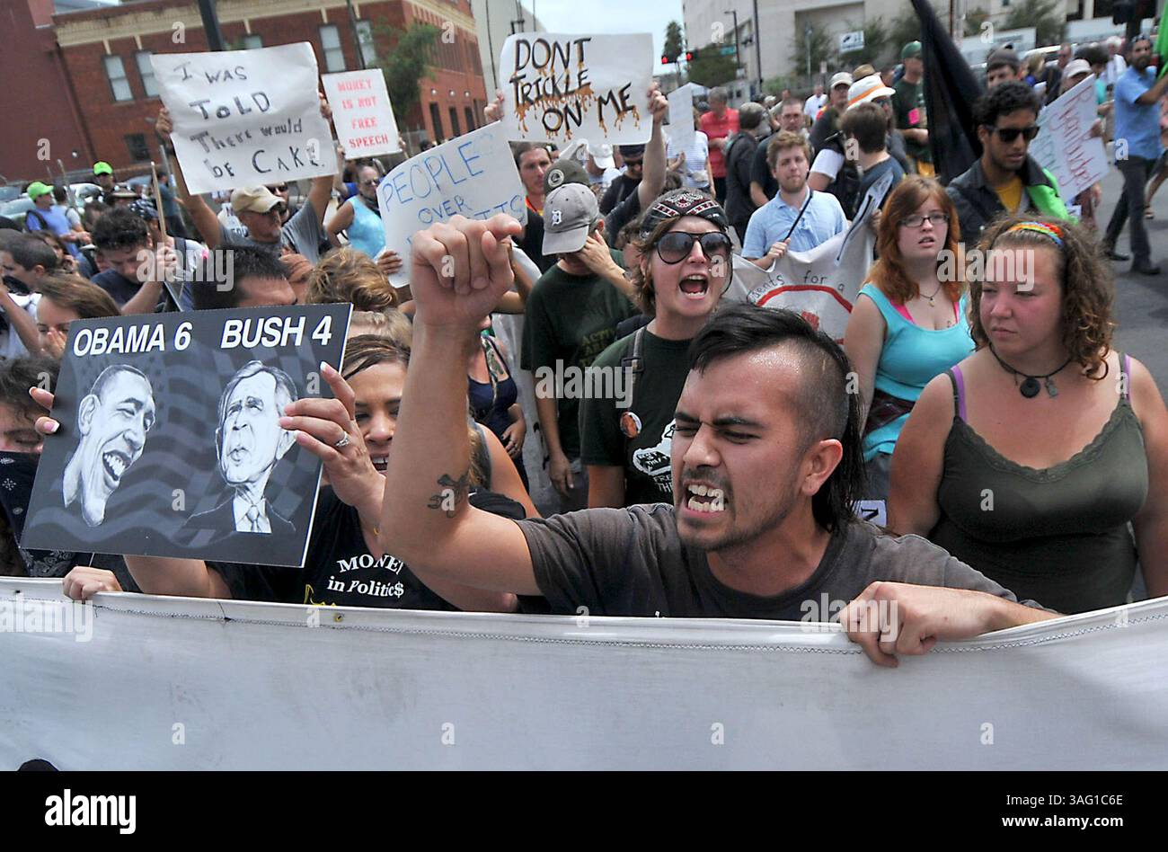 27. August 2012 - Tampa, FL, USA - Hunderte von Demonstranten marschieren am Montag, 27. August 2012, durch die Innenstadt von Tampa, Florida. (Kreditbild: © Todd Sumlin/Charlotte Observer/MCT/ZUMAPRESS.com) Stockfoto