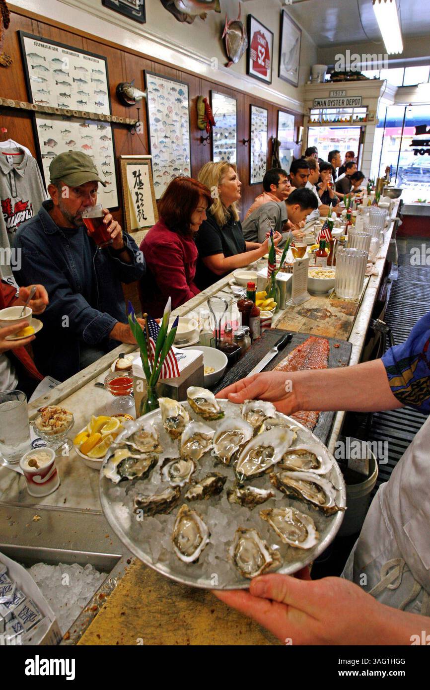ZUSAMMENFASSUNG DER GESCHICHTE: GEHEIME ORTE IN DEN WEINANBAUGEBIETEN SONOMA UND NAPA COUNTY 9. Besucher des Swan Oyster Depot, 1517 Polk Street, San Francisco, CA., können verschiedene Pazifische Austern probieren, die täglich frisch serviert werden. Zu den weiteren Gerichten gehören Räucherlachs, dungeness-Krabben, hausgemachte Chowder und verschiedene pazifische Meeresfrüchte. Das Restaurant besteht aus einer einzigen Theke und originalen Fliesenböden und wurde 1912 gegründet. 6/27/2007. (Bild: St. Petersburg Times/ZUMAPRESS.com) Stockfoto