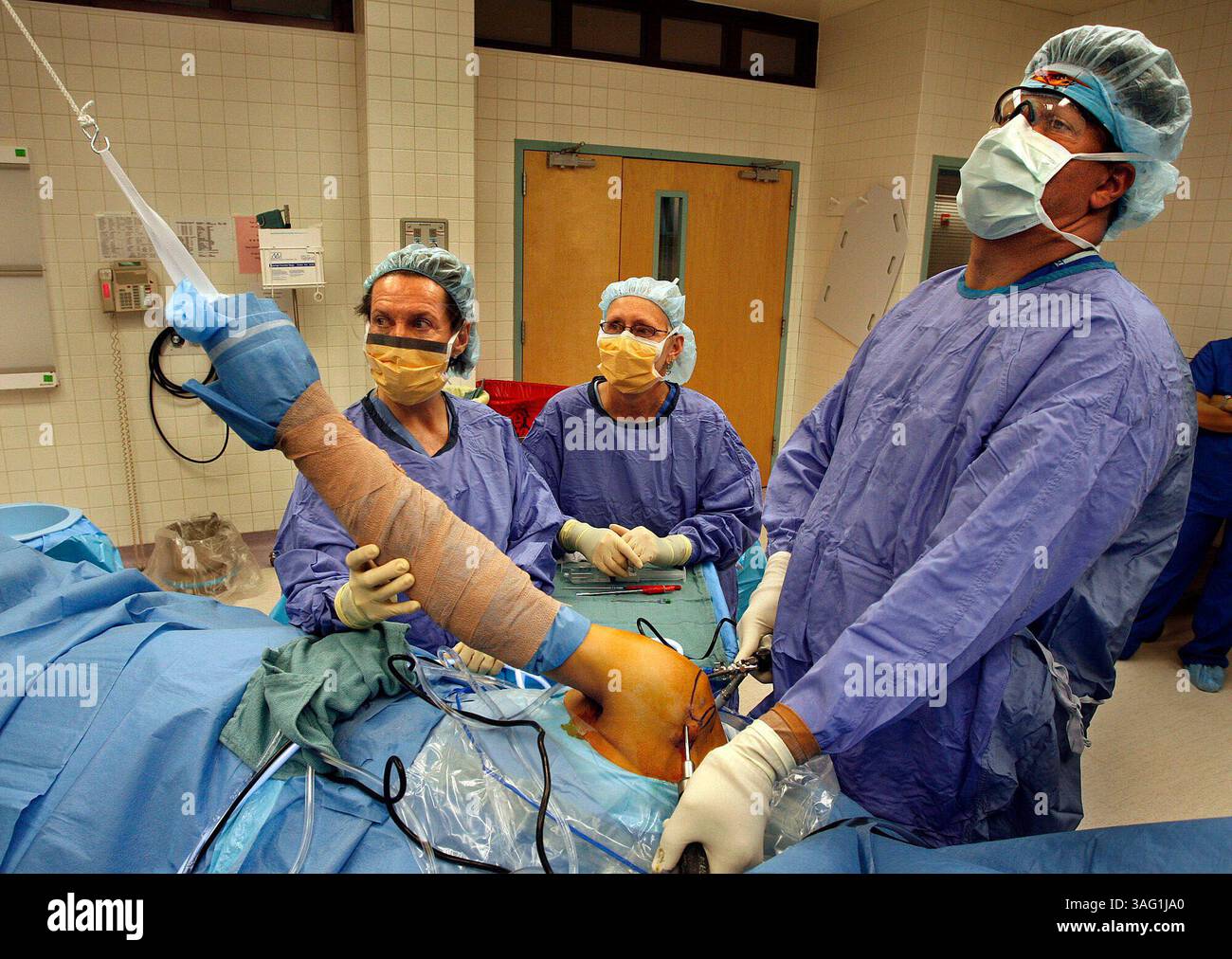 BILDUNTERSCHRIFT: (05.30.2007) ORTHOPÄDISCHER CHIRURG KOCO EATON FÜHRT SCHULTERCHIRURGIE AM PITCHER MICHAEL CHERICO 1 DURCH. Rechts: Orthopädischer Chirurg Dr. Koco Eaton, (CQ), von Eaton Orthopaedics, St. Petersburg, operiert am Patienten Michael Cherico (CQ), rechte Schulter im St. Anthony's Hospital, 5/30/2007, in St. Petersburg. Assisting Eaton is left, Maria Dambeck, (CQ), eine registrierte Krankenschwester bei United Surgical Assistants und rechts, Beverly Suttrich, (Bild: St Petersburg Times/ZUMAPRESS.com) Stockfoto