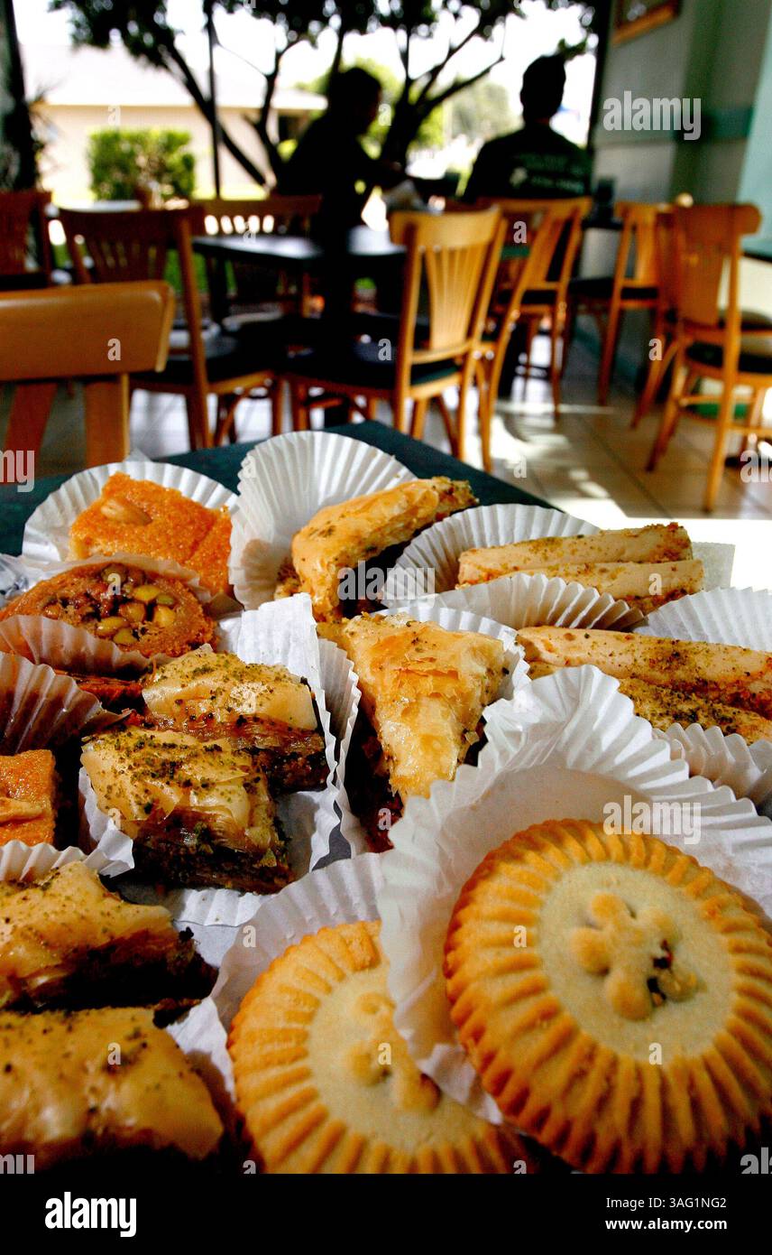 NP_273201_GARN_Market_6.CAPTION: (08.30.2007: Tarpon Springs, FL) als Dessert gibt es libanesische Köstlichkeiten im Gourmet-Deli Brot und Butter, darunter Maamou-Kekse mit Datteln, Baklava, burma und Harissa. JOSEPH GARNETT, JR. | Times; SUMMARY;Lead for geschmacklich. Brot und Butter Gourmet Deli, das sich trotz seines Namens auf libanesische, arabische und griechische Speisen, Trockenwaren, Oliven Gerichte und zubereitete Gerichte spezialisiert hat. Wir werden als Lede laufen. Bitte bekommen Sie ein Gesamtgefühl für den Feinkostladen sowie Details über einige der zubereiteten Speisen und Gerichte, die sie anbieten.********** Suche nach Gegenständen, Dekoration, Schildern, Leuten, die sie einstellen Stockfoto