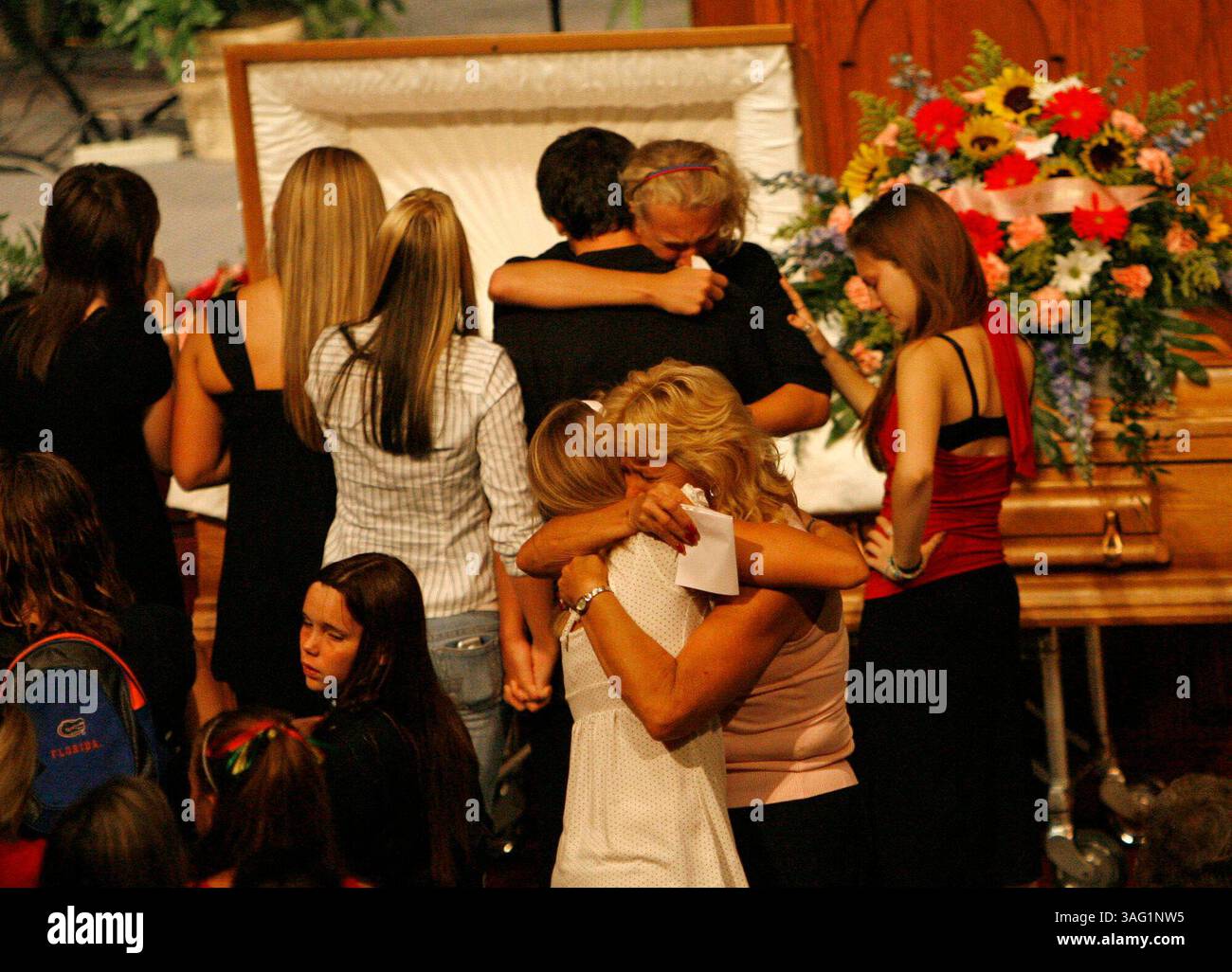 St. Petersburg, FL (21.09.07)..BILDUNTERSCHRIFT: Ein junger Trauer umarmt Michelle Carreras (Kreditbild: St Petersburg Times/ZUMAPRESS.com) Stockfoto