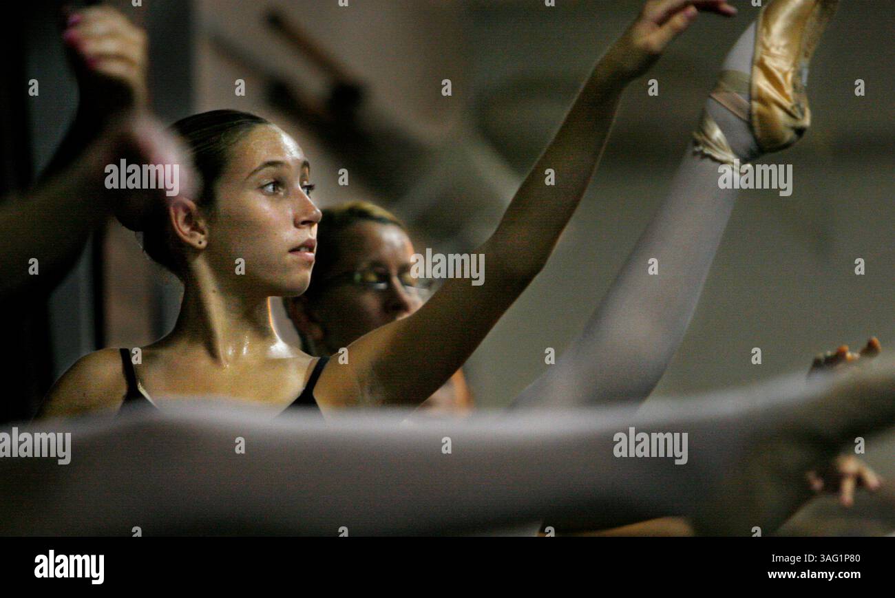 BILDUNTERSCHRIFT: (St. Petersburg 21.09.07) Moriah Geier, 13, (cq-Betreff) aus Tarpon Springs, beobachtet Anweisungen von Oxana Gasnikova, einer Ballerina des Moskauer Balletts, während eines One-Night-Kurses im St. Petersburg Shuffleboard Club Complex am Mirror Lake Drive am Freitag Abend, 21. September 2007. Neben dem Unterricht war Gasnikowa in St. Petersburg, um junge lokale Tänzer für die diesjährige Show des Großen russischen Nussknacker in Moskau vorzuspielen. Geier wurde zum dritten Mal in Folge für die Show gecastet. Die Vorstellung findet am 21. Und 2. Dezember im Mahaffey Theater statt Stockfoto